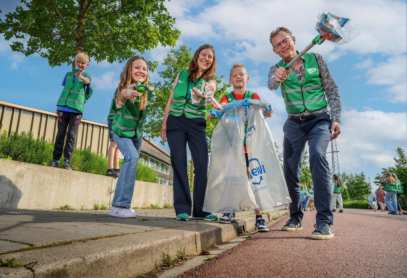Foto: Noord Veluwe in 1 Dag Schoon: honderden inwoners zetten zich in tegen zwerfafval