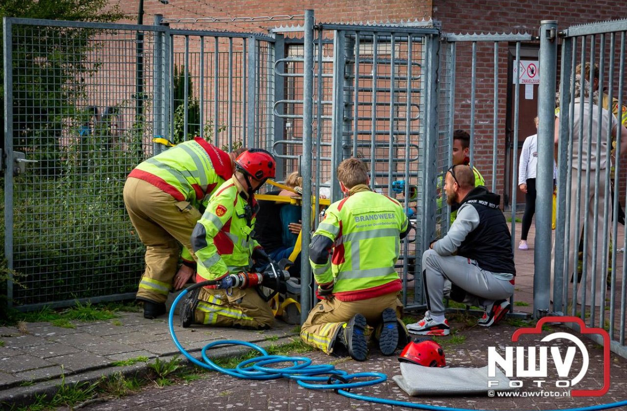 Foto: Kind zonder letsel bevrijd uit draaipoort bij zwembad De Hokseberg