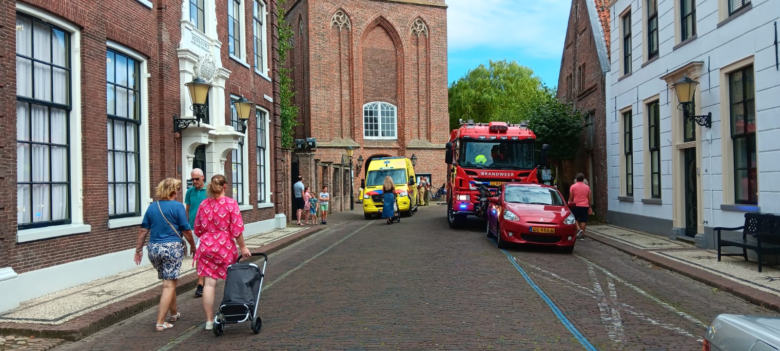 Foto: Man onwel geworden in de Grote Kerk Elburg