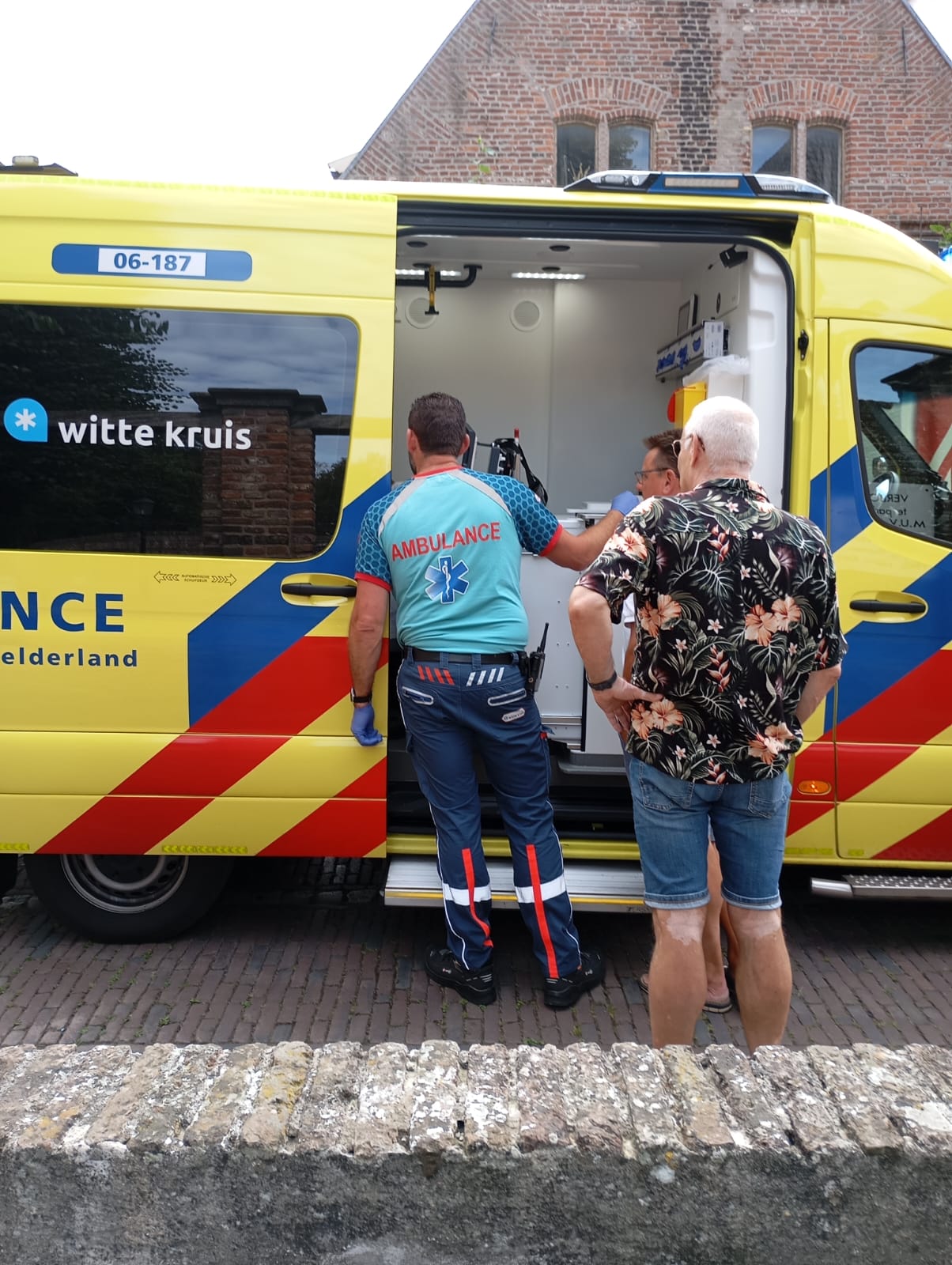 Foto: Man onwel geworden in de Grote Kerk Elburg