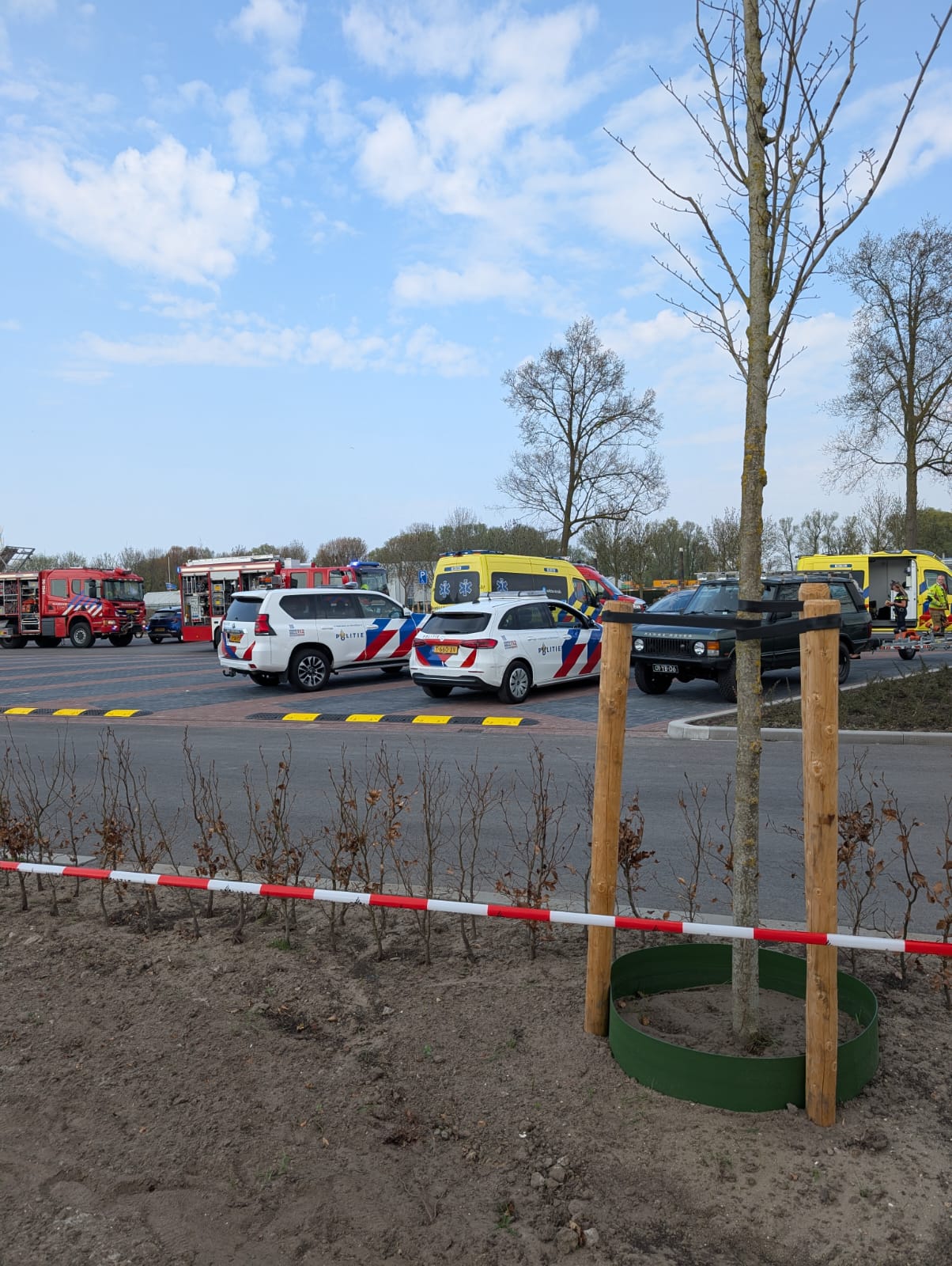 Foto: Man overlijdt nadat auto te water raakt, vrouw weet te ontsnappen