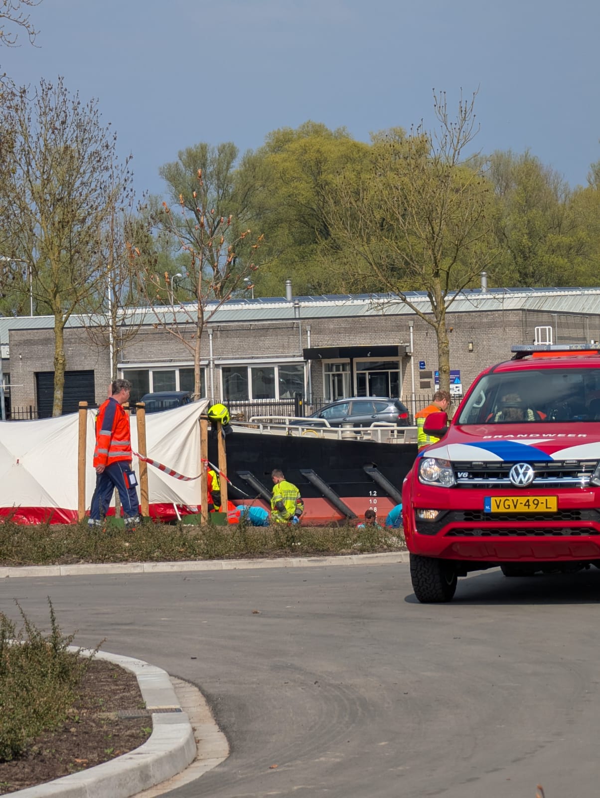 Foto: Man overlijdt nadat auto te water raakt, vrouw weet te ontsnappen