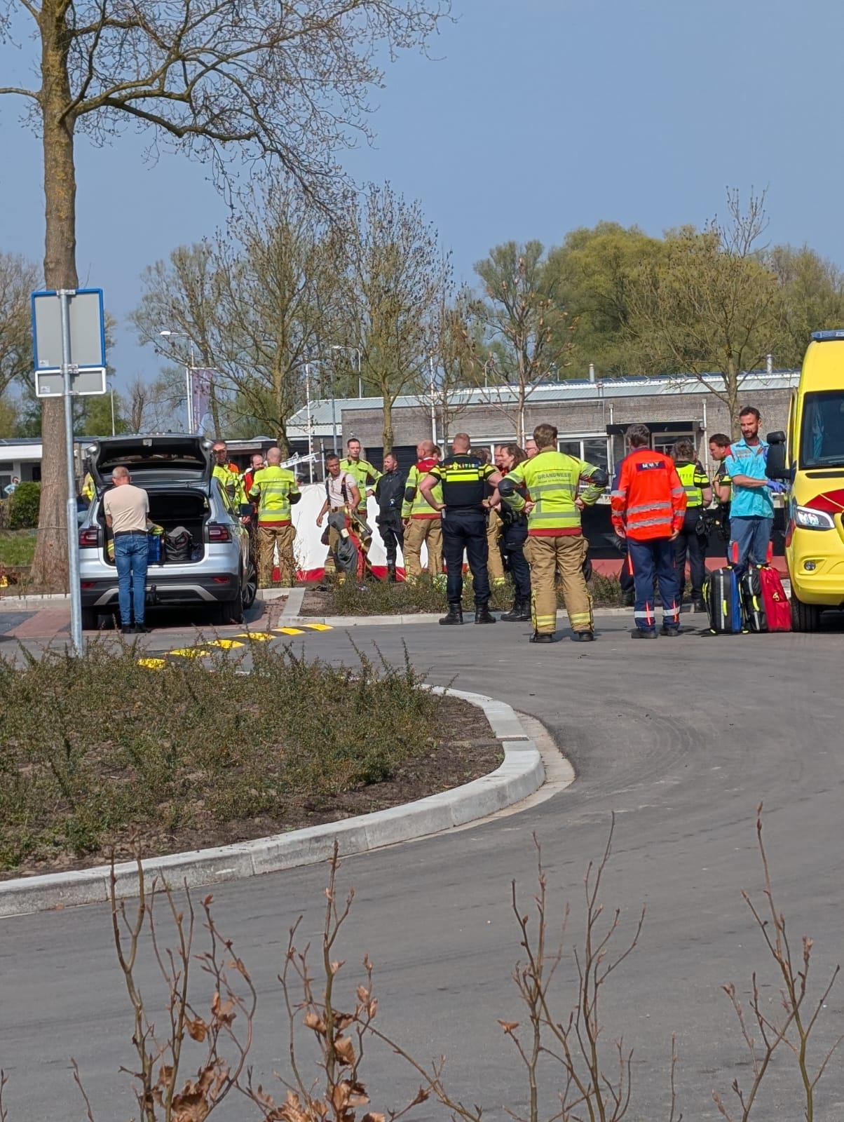 Foto: Man overlijdt nadat auto te water raakt, vrouw weet te ontsnappen