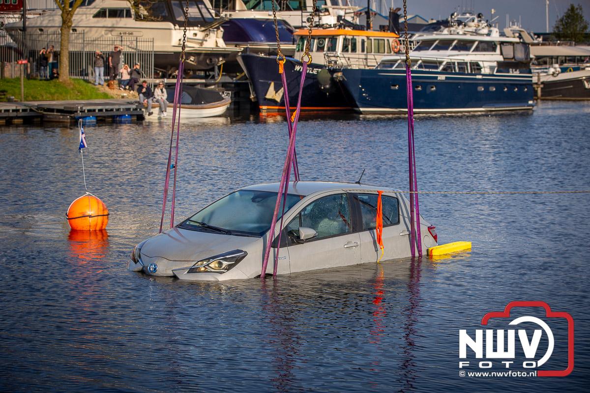 Foto: Twee Friese mannen springen in kanaal bij auto te water: ‘We konden niet anders’