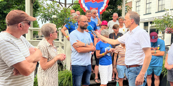 Foto: VIDEO | Vierdaagselopers gehuldigd op de Vischmarkt in Elburg