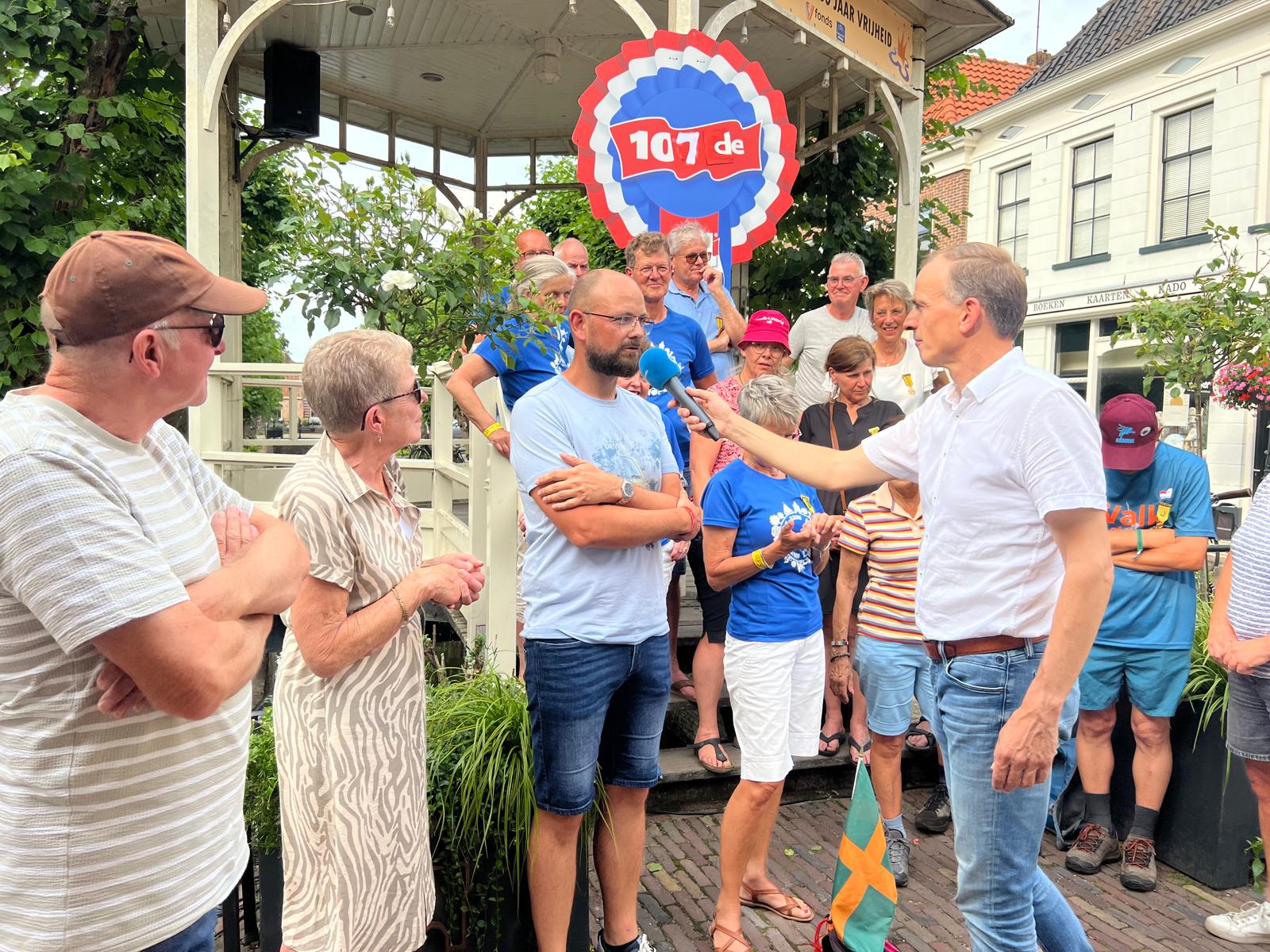 Foto: VIDEO | Vierdaagselopers gehuldigd op de Vischmarkt in Elburg