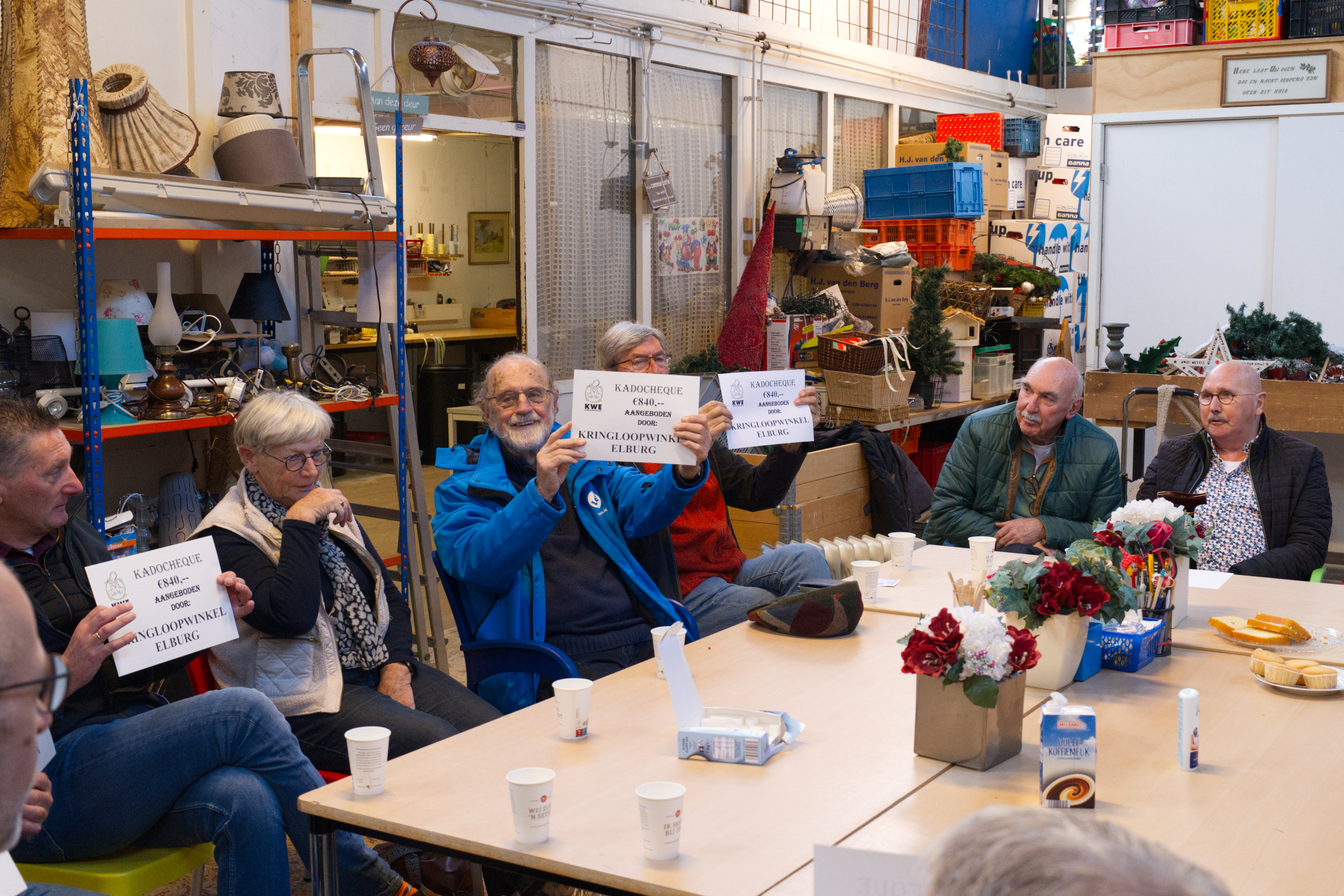 Foto: Kringloopwinkel verrast lokale goede doelen met gift