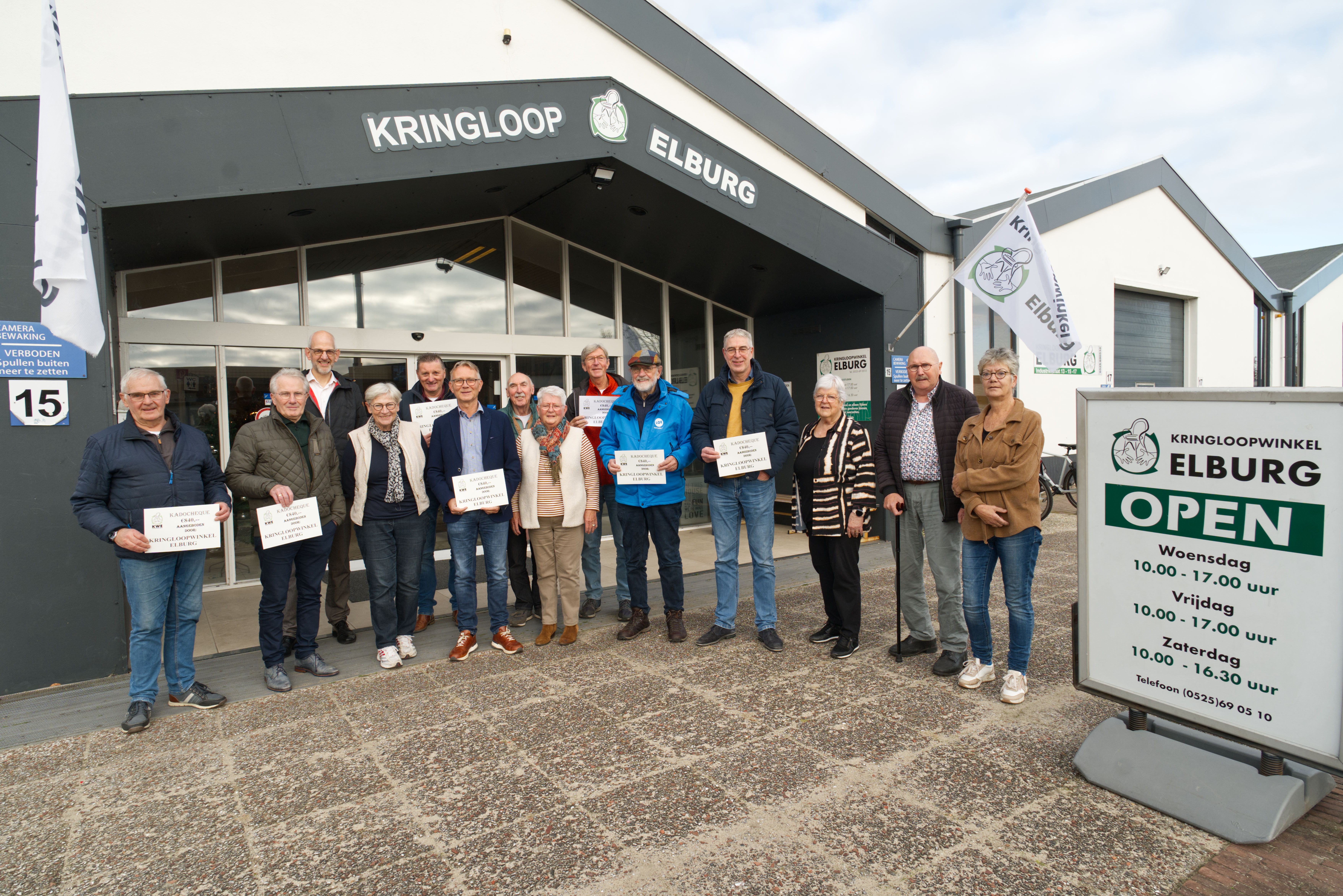 Foto: Kringloopwinkel verrast lokale goede doelen met gift