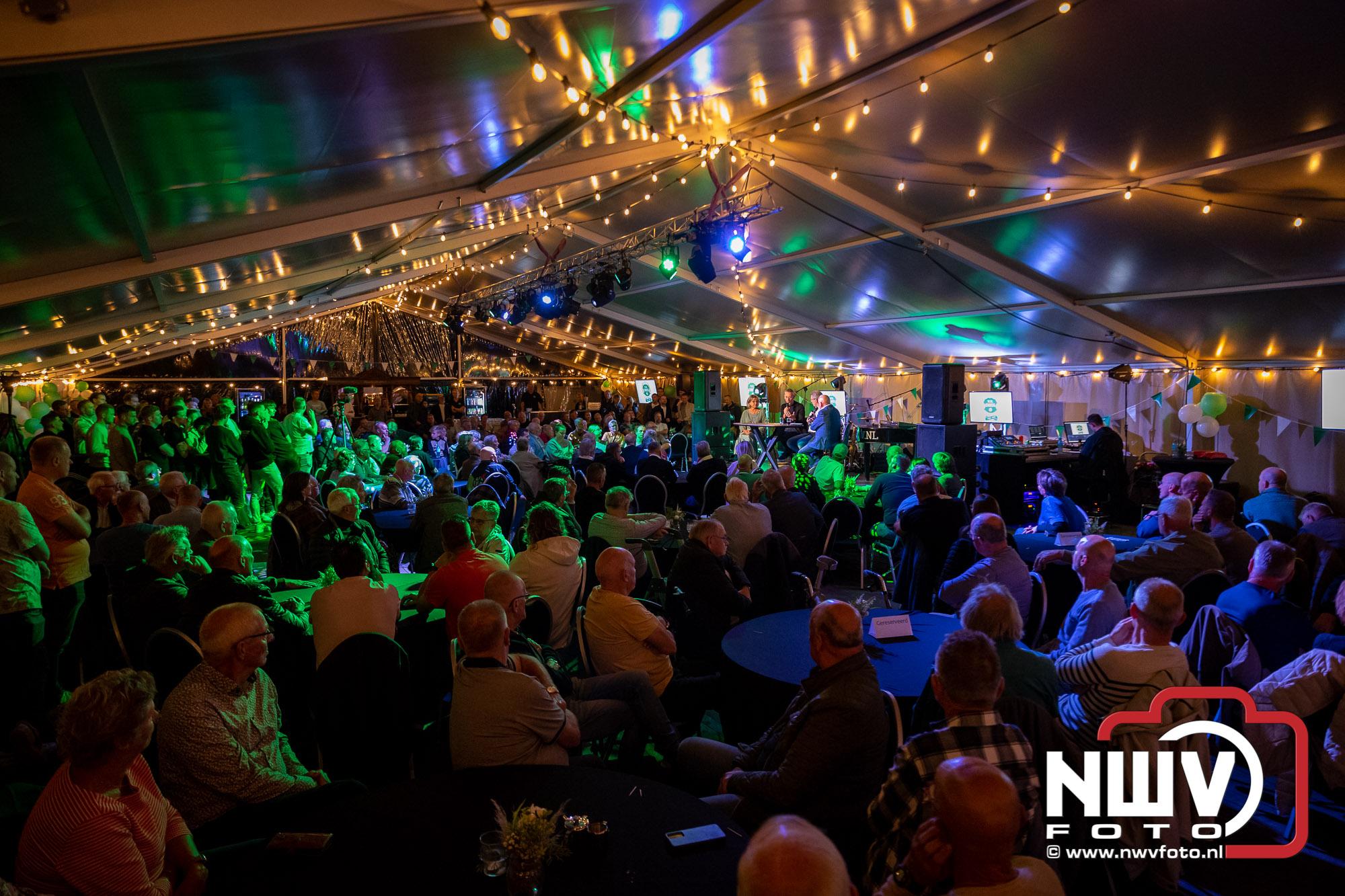 Foto: VIDEO | OWIOS viert 100 jaar met volle feesttent, gift en bijzondere maquette