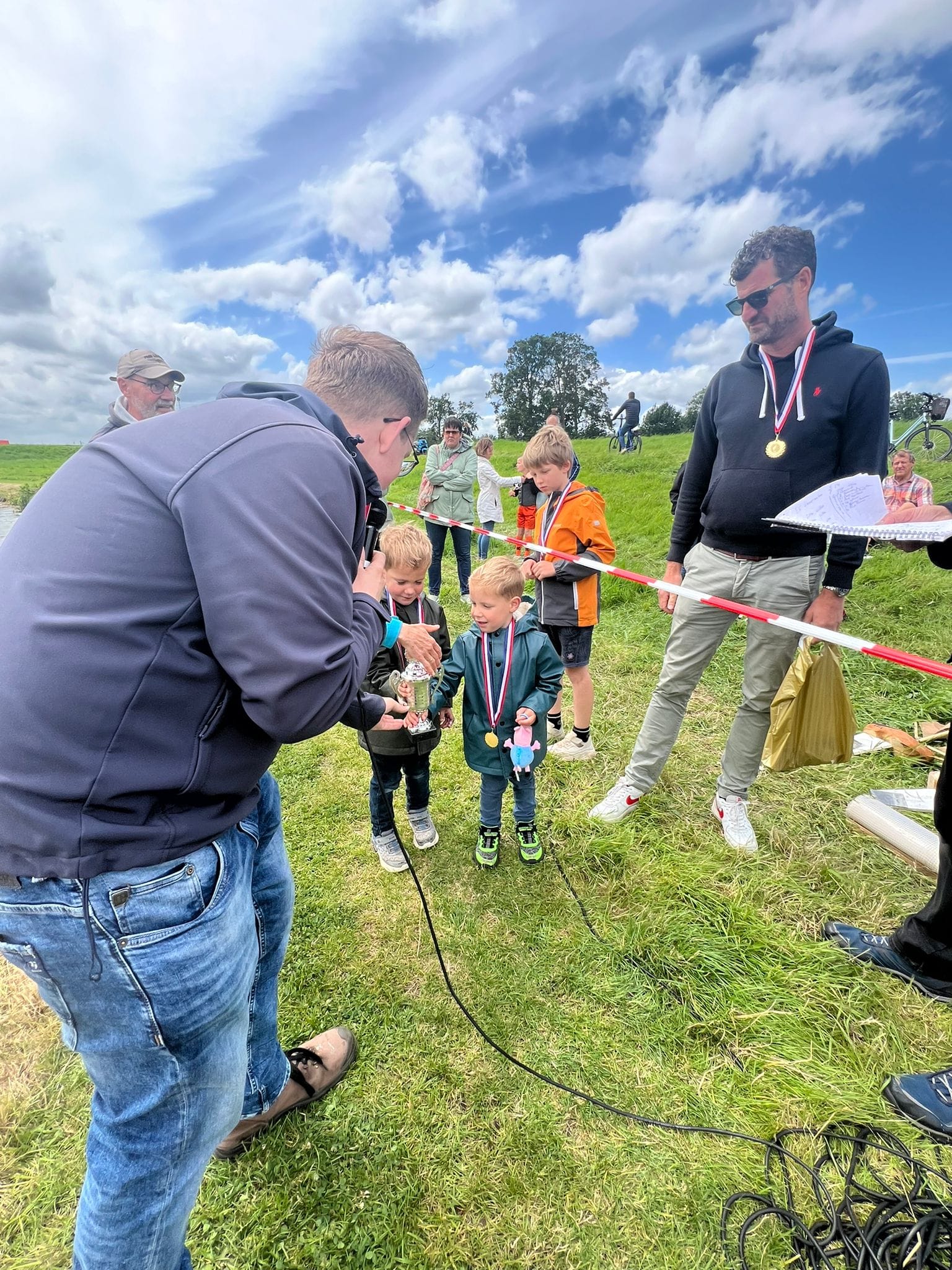 Foto: EK Klompzeilen in Elburg met een stevige wind in de zeilen