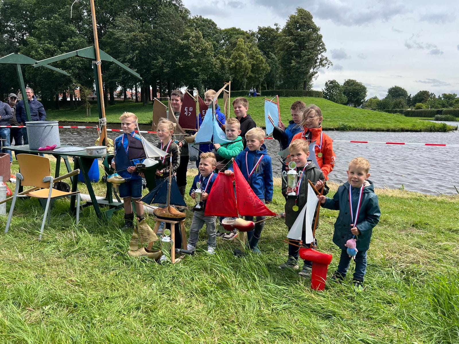 Foto: EK Klompzeilen in Elburg met een stevige wind in de zeilen