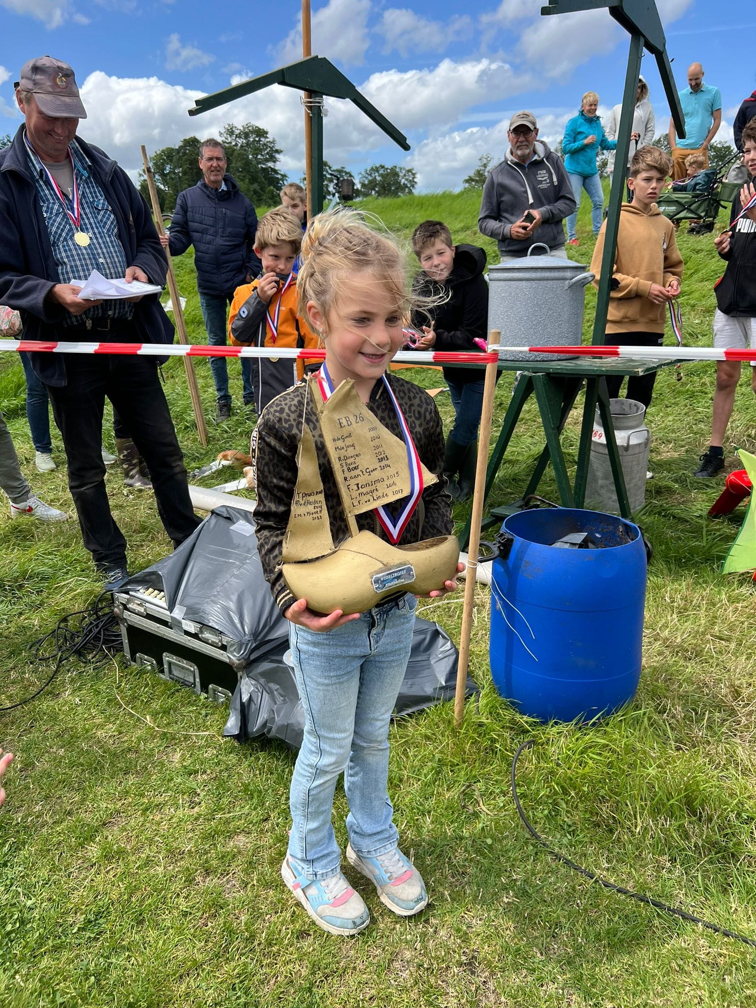 Foto: EK Klompzeilen in Elburg met een stevige wind in de zeilen