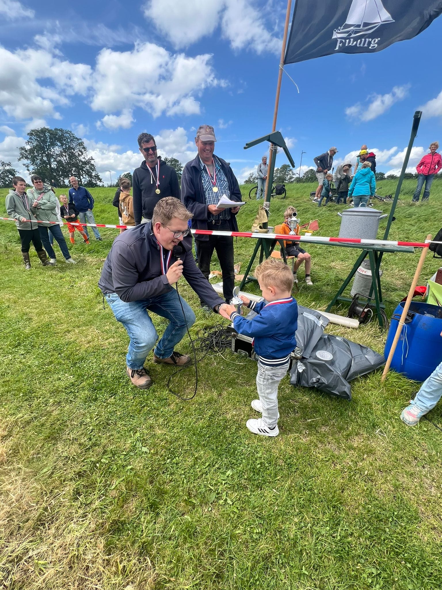 Foto: EK Klompzeilen in Elburg met een stevige wind in de zeilen