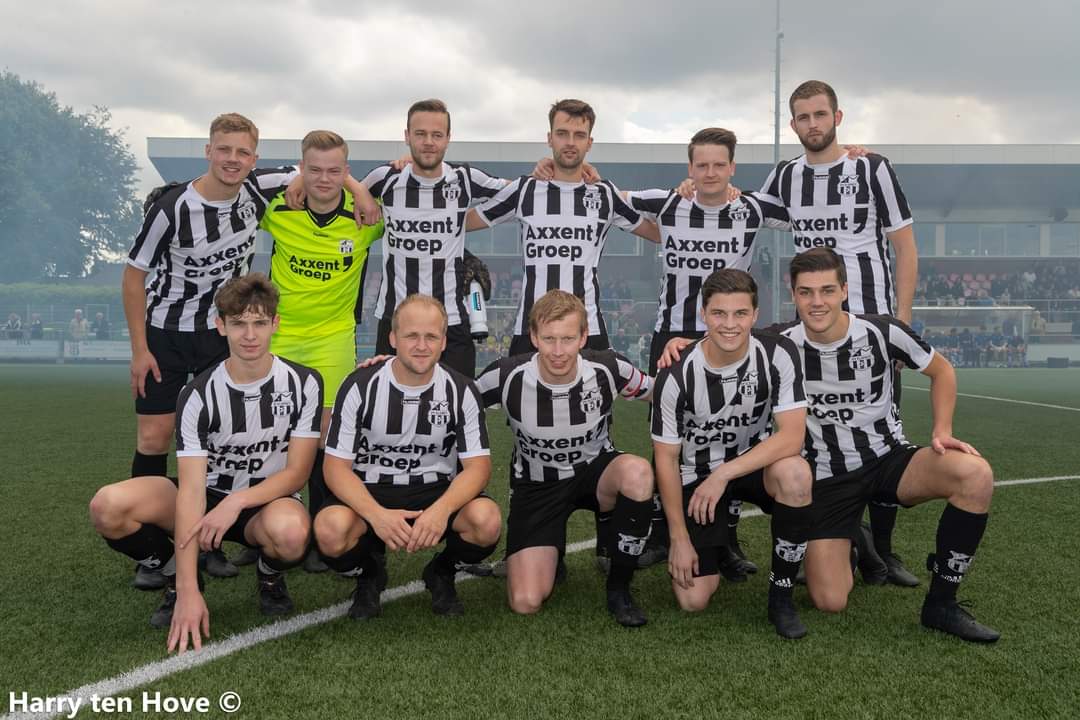 Foto: ESC wint glansrijk met 4-0 van vv Elspeet en blijft in de 4e klasse