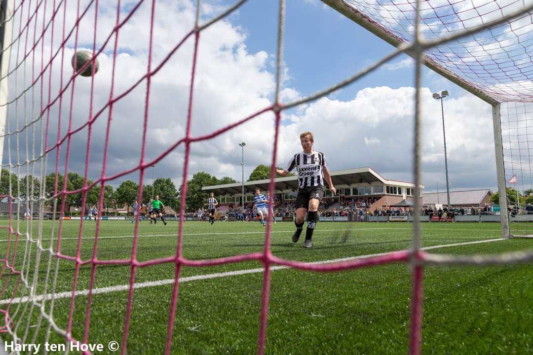 Foto: ESC wint glansrijk met 4-0 van vv Elspeet en blijft in de 4e klasse