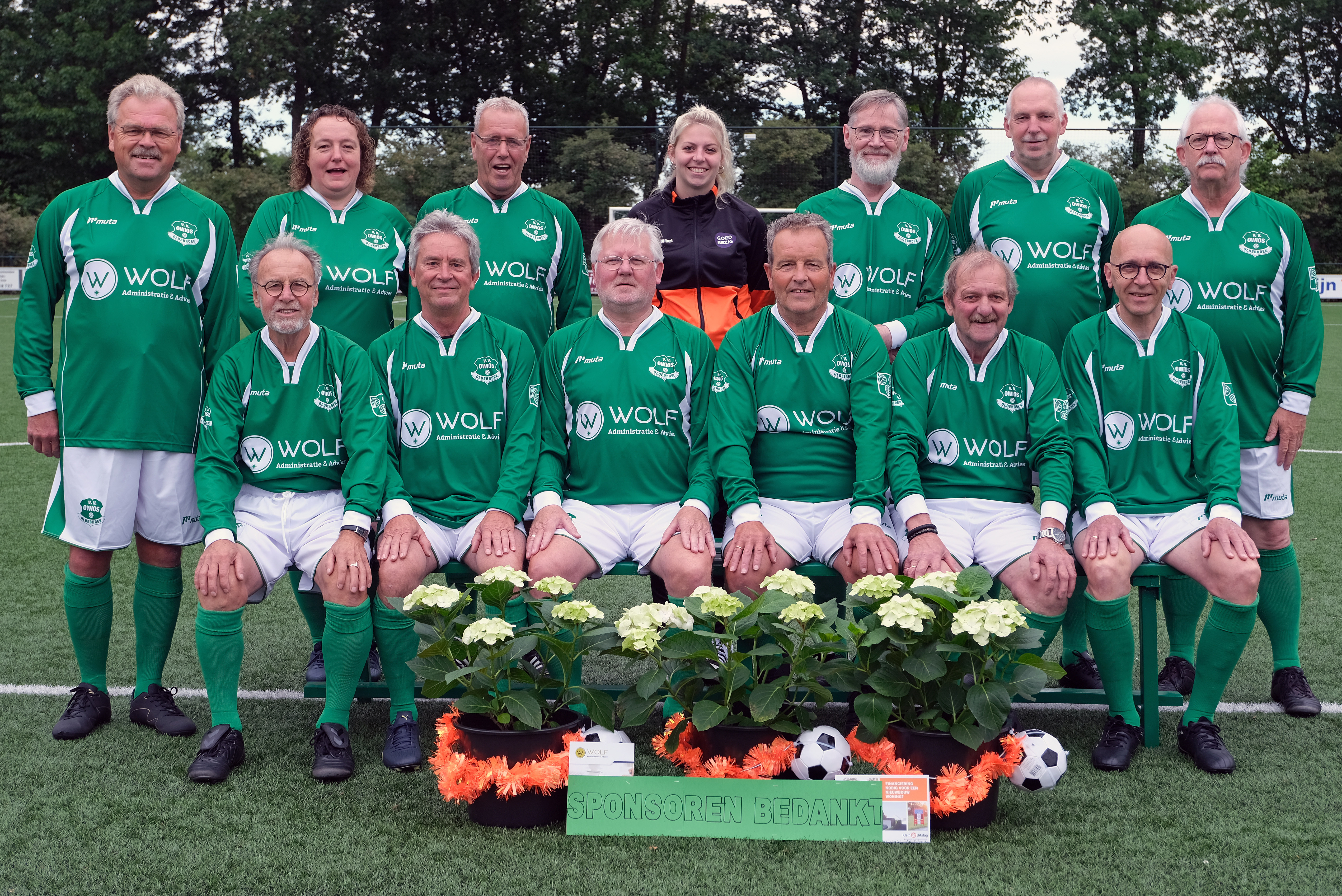Foto: Klein & Uitslag samen met Wolf shirtsponsor 60+-voetballers OWIOS