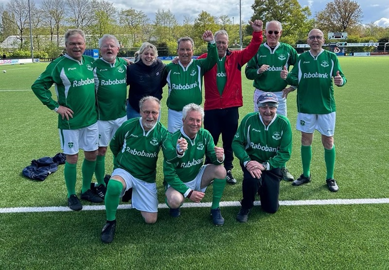 Foto: Walking football-toernooi bij OWIOS in teken van 100-jarig jubileum