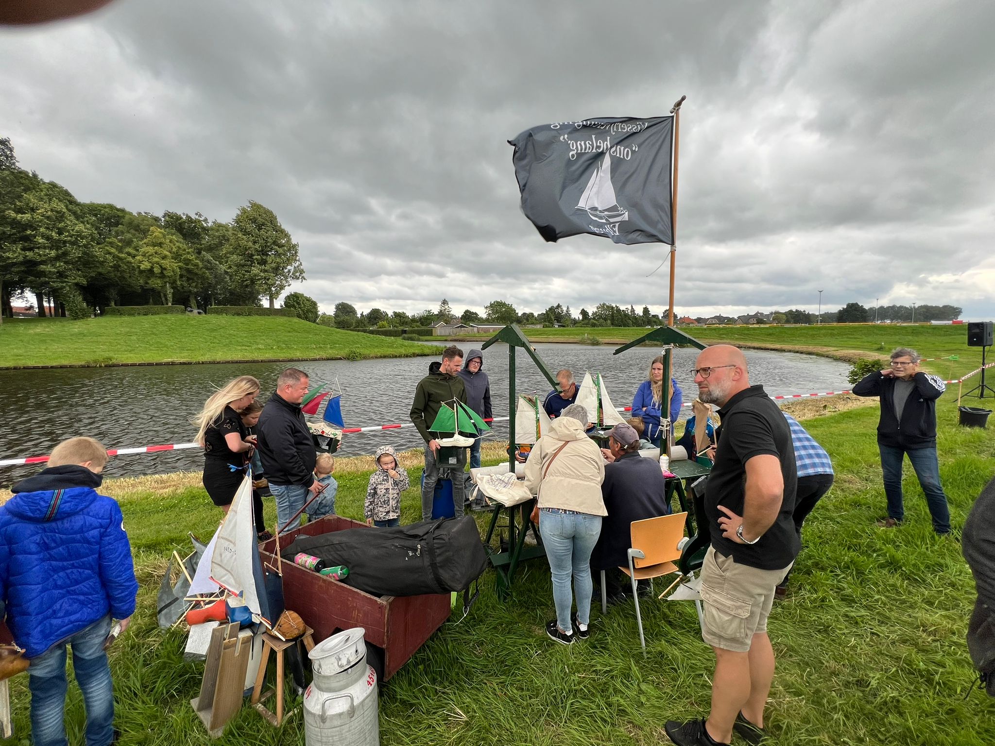 Foto: EK Klompzeilen in Elburg met een stevige wind in de zeilen