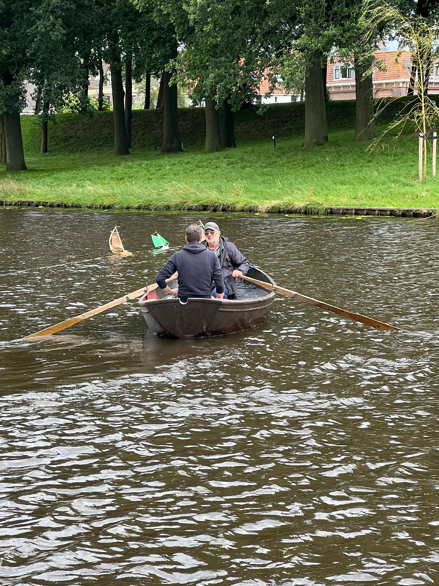Foto: EK Klompzeilen in Elburg met een stevige wind in de zeilen