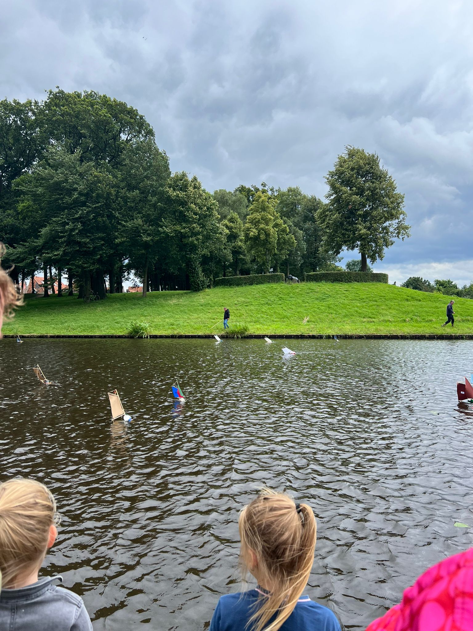 Foto: EK Klompzeilen in Elburg met een stevige wind in de zeilen