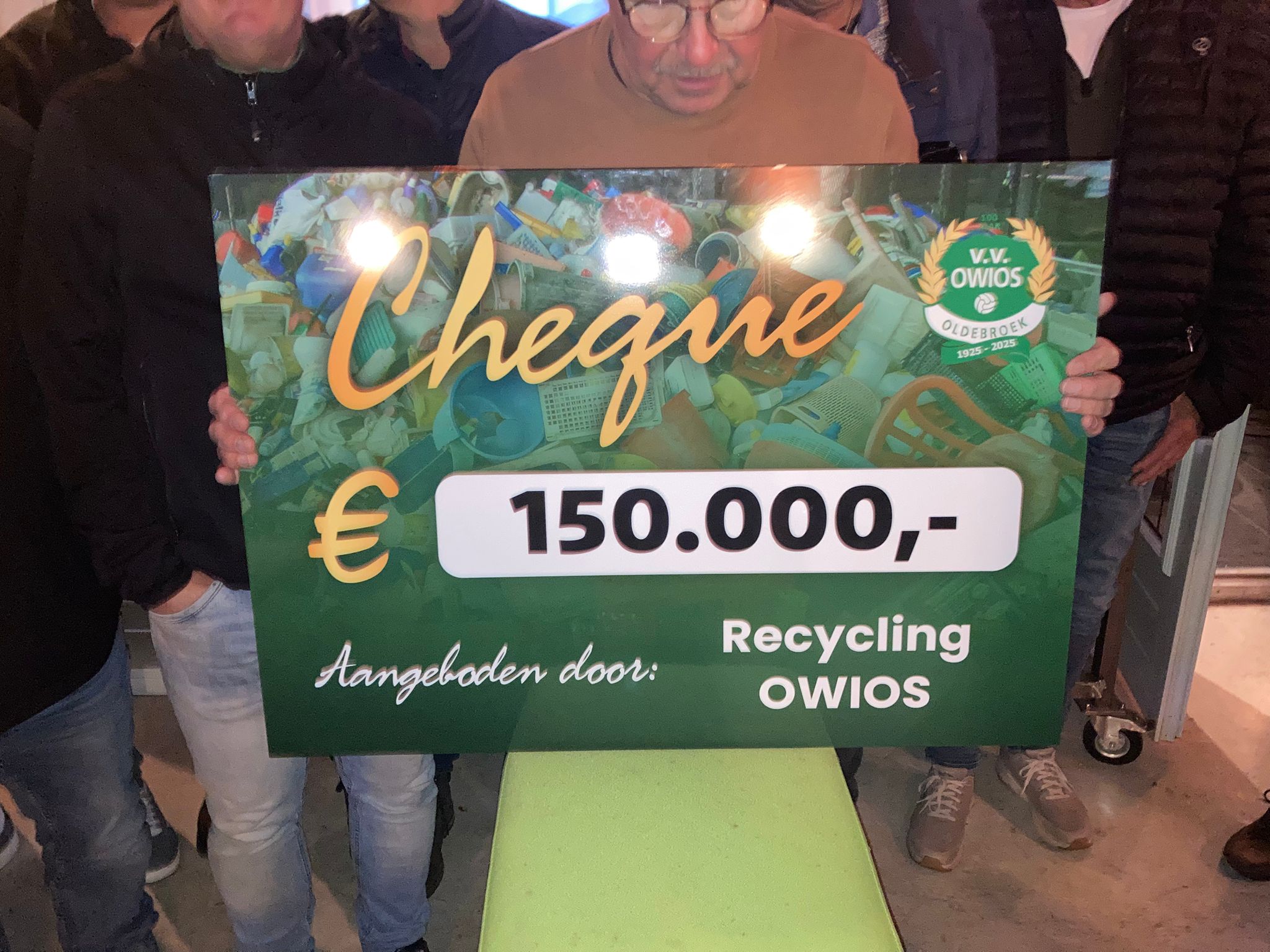 Foto: Vrijwilligers Recycling OWIOS schenken €150.000 aan nieuw clubgebouw