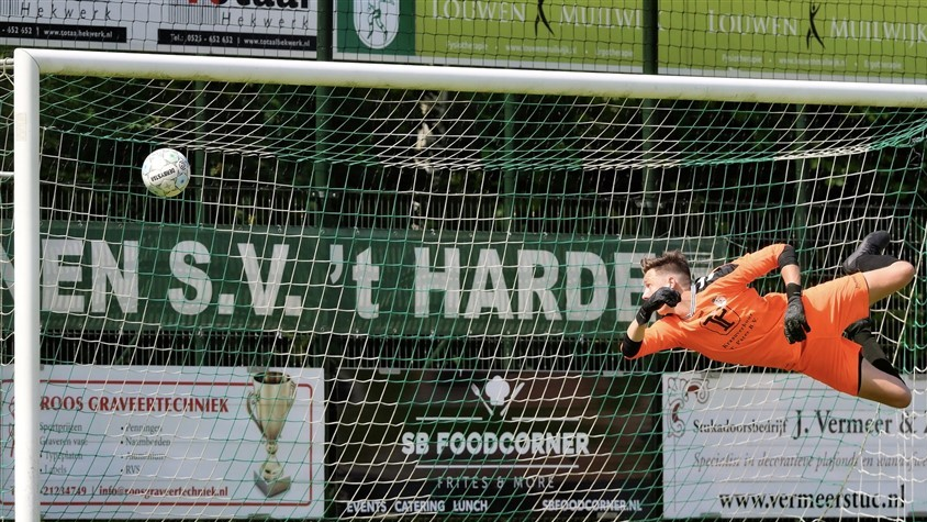 Foto: S.V. 't Harde verliest thuis van V.V. Drienerlo