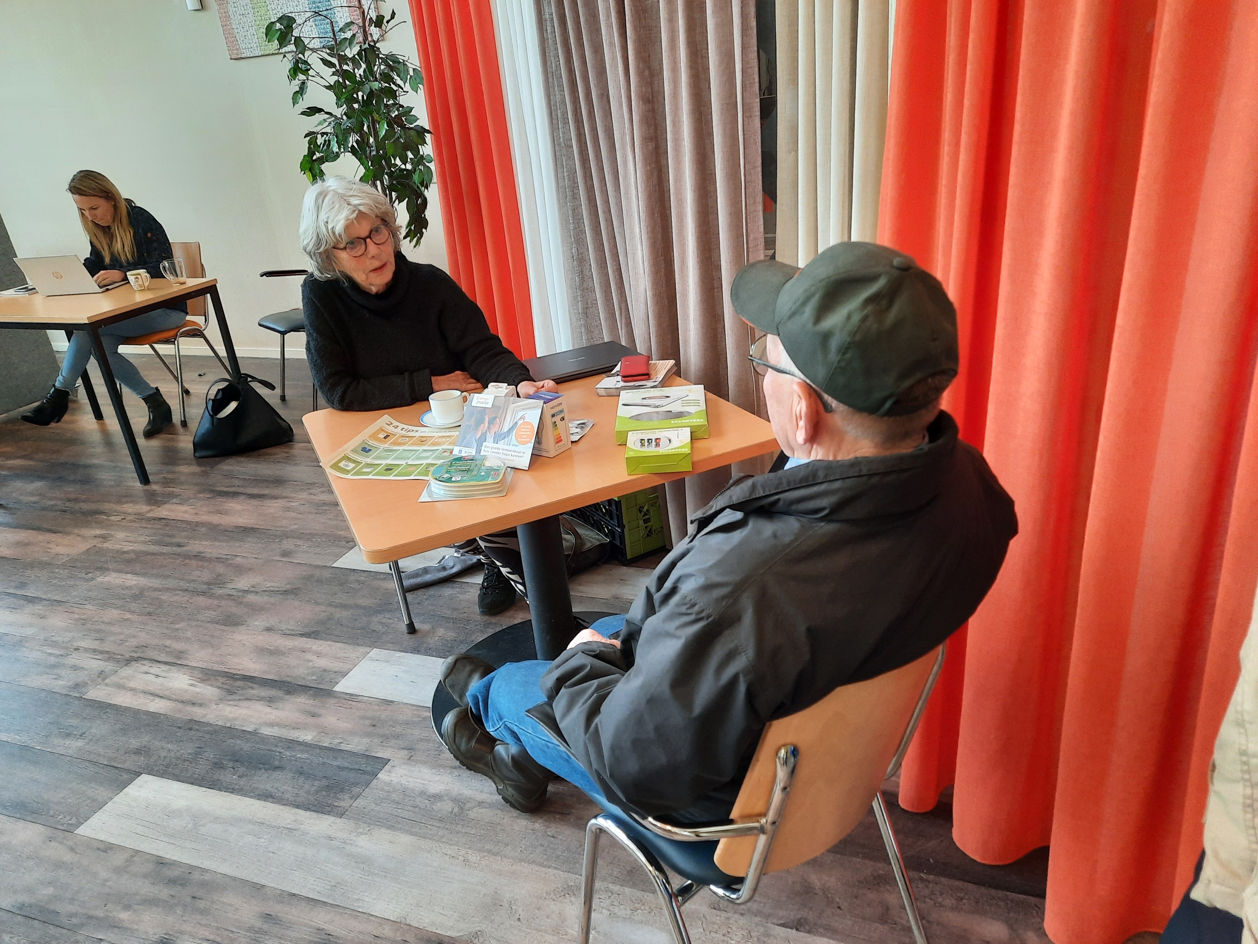 Foto: Energiemaatje Marga: ‘Warme woonkamer en lage energiekosten ook voor huurders mogelijk’   