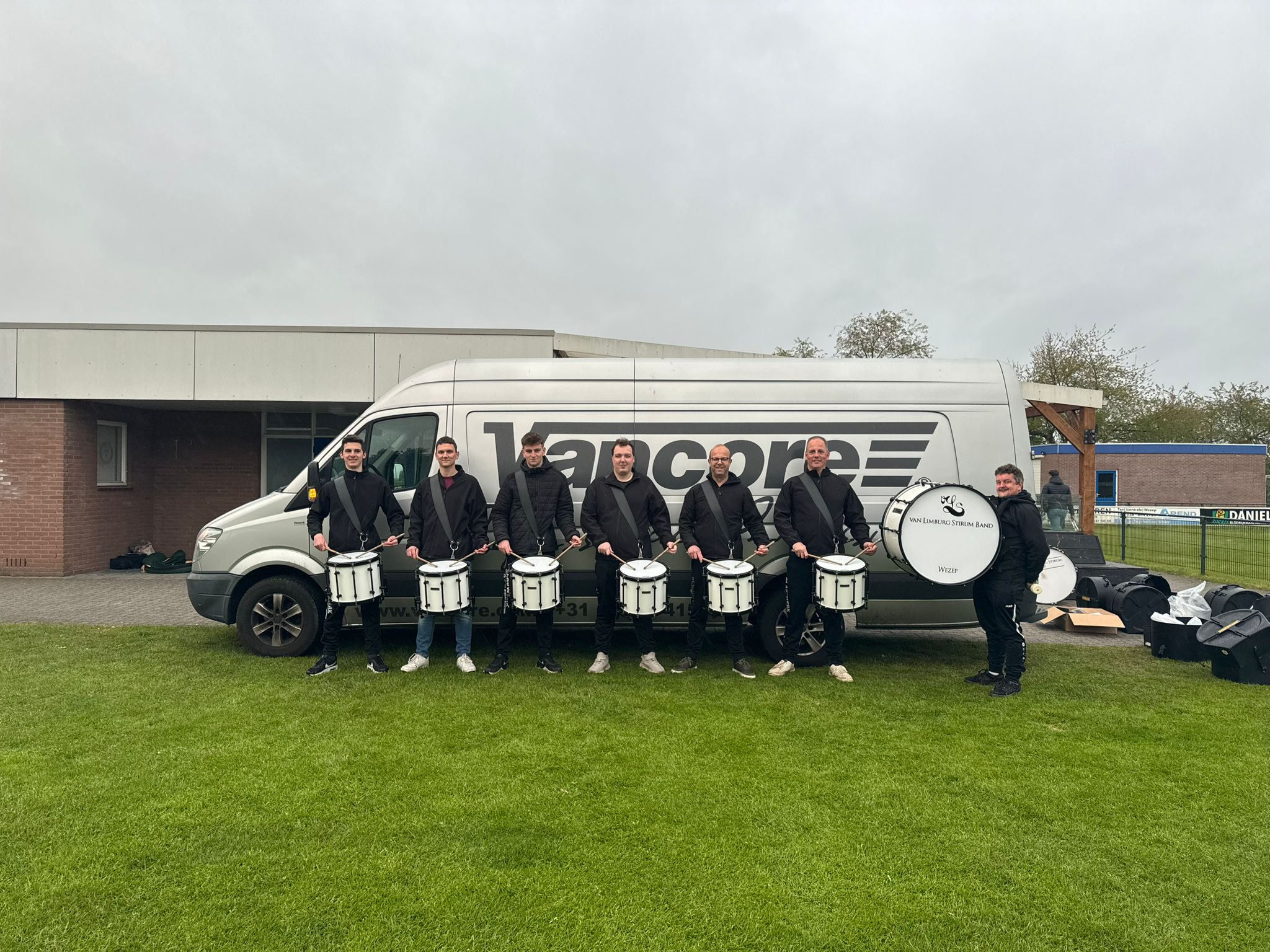 Foto: vLS Korpsen blij met nieuwe trommels 