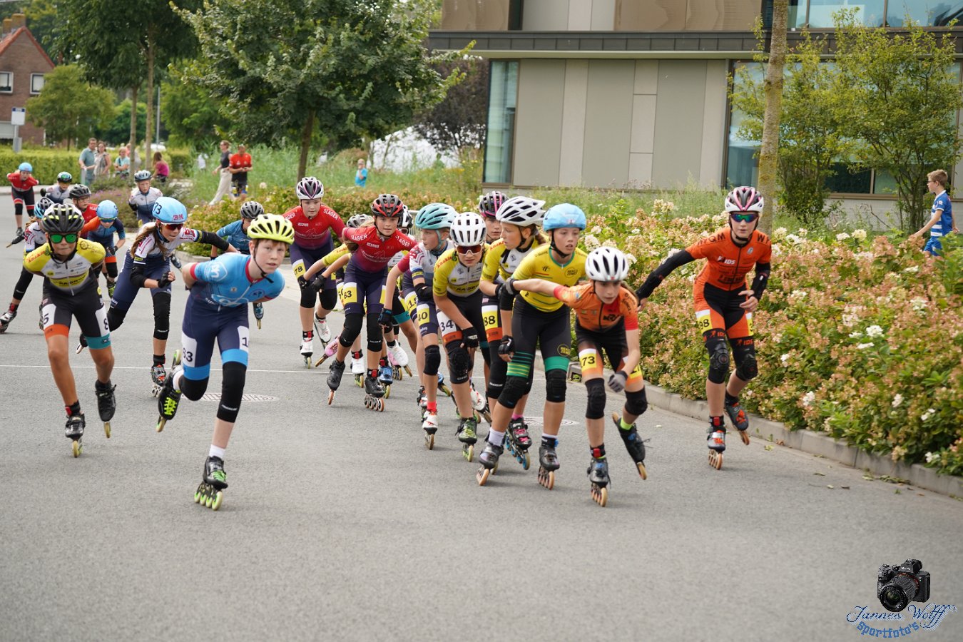 Foto: Lianne van Loon en Luc ter Haar winnen skeelermarathon in Oldebroek