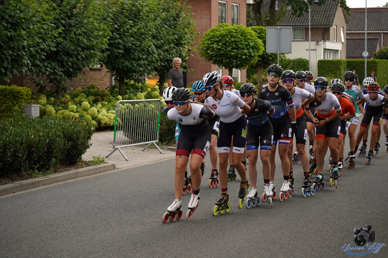 Foto: Lianne van Loon en Luc ter Haar winnen skeelermarathon in Oldebroek