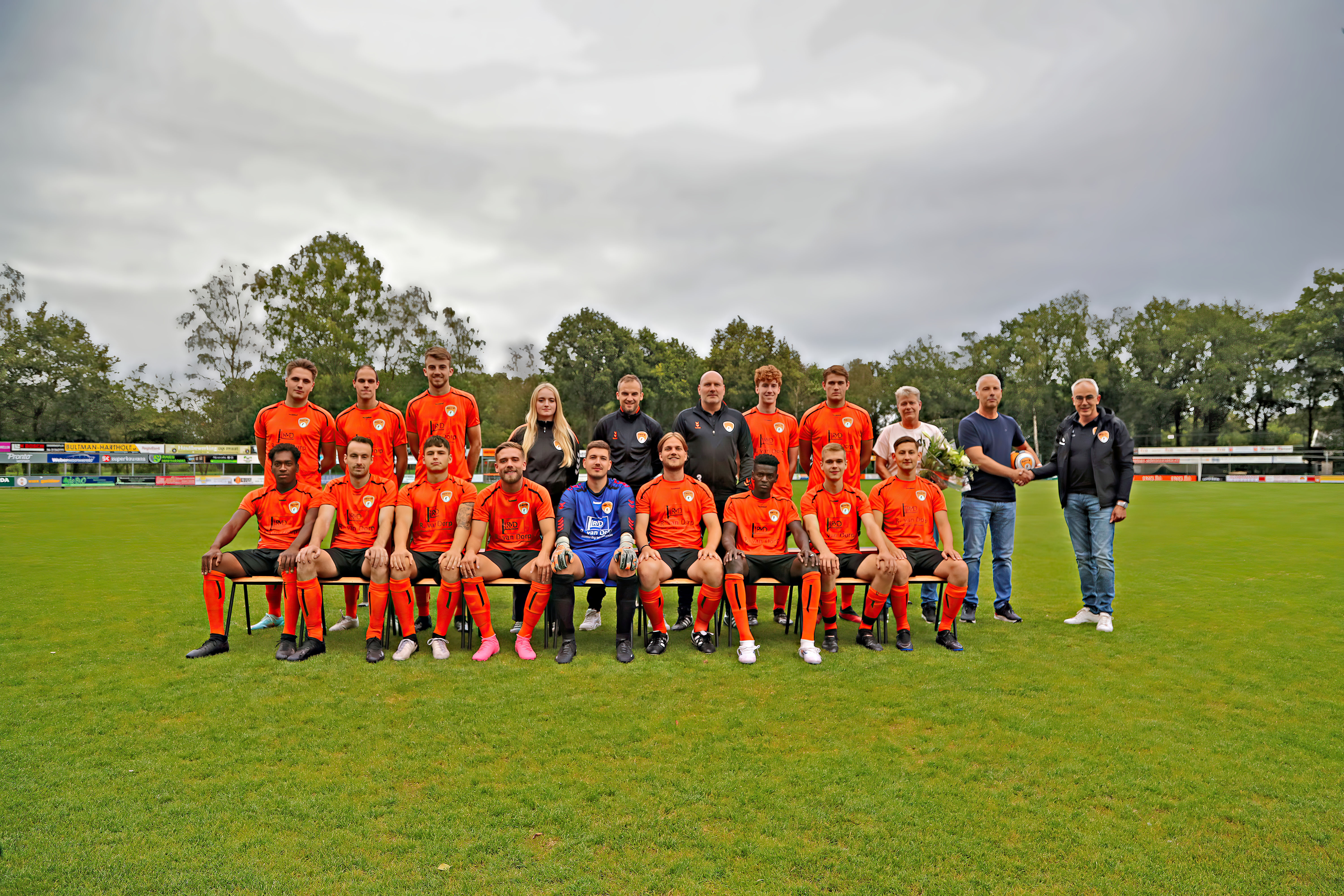 Foto: R. van Dorp bouwkundig tekenbureau  sponsor tenue 2e elftal DSV`61