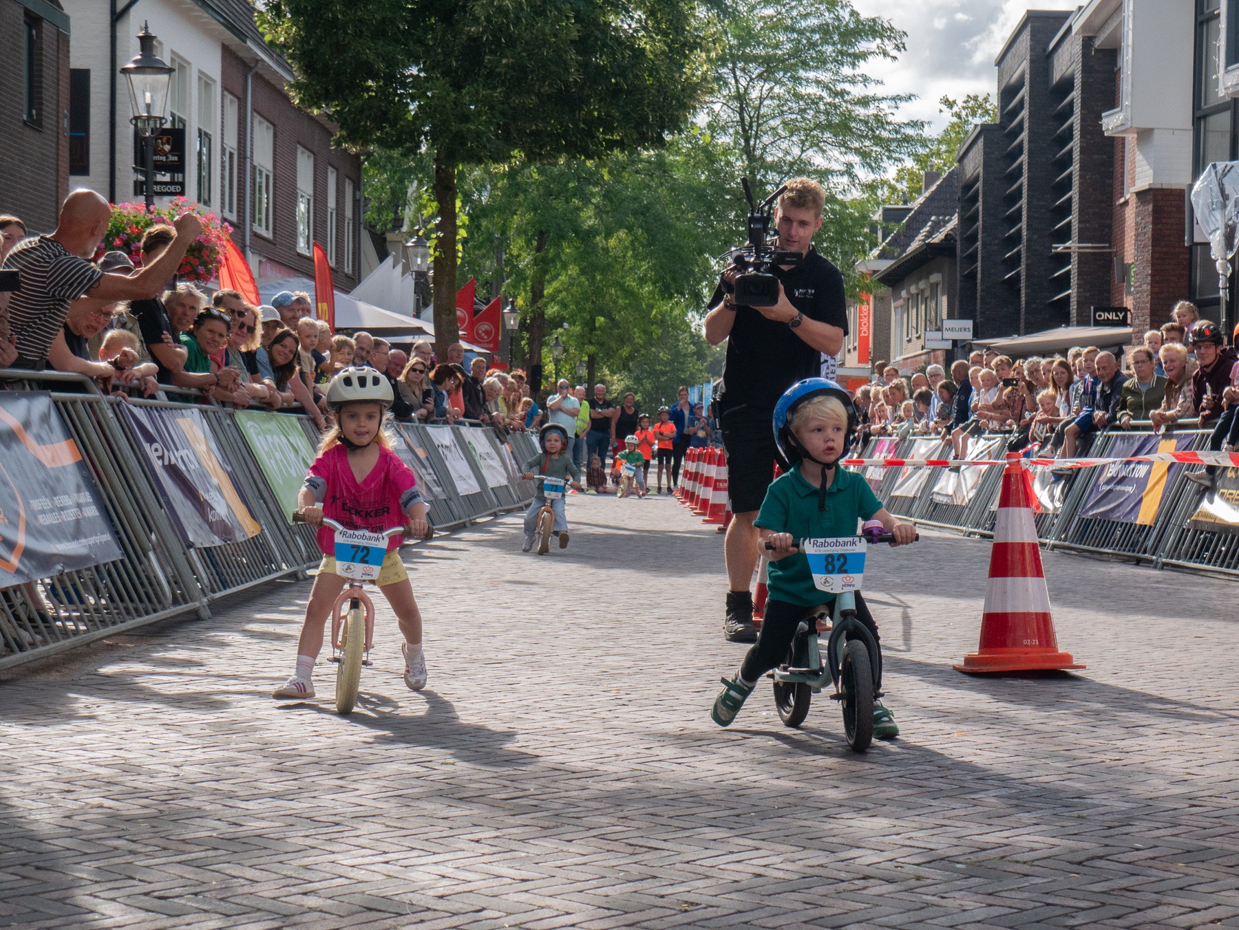 Foto: Enthousiast publiek bij loopfietsjes wedstrijd ATB Vereniging Oldebroek