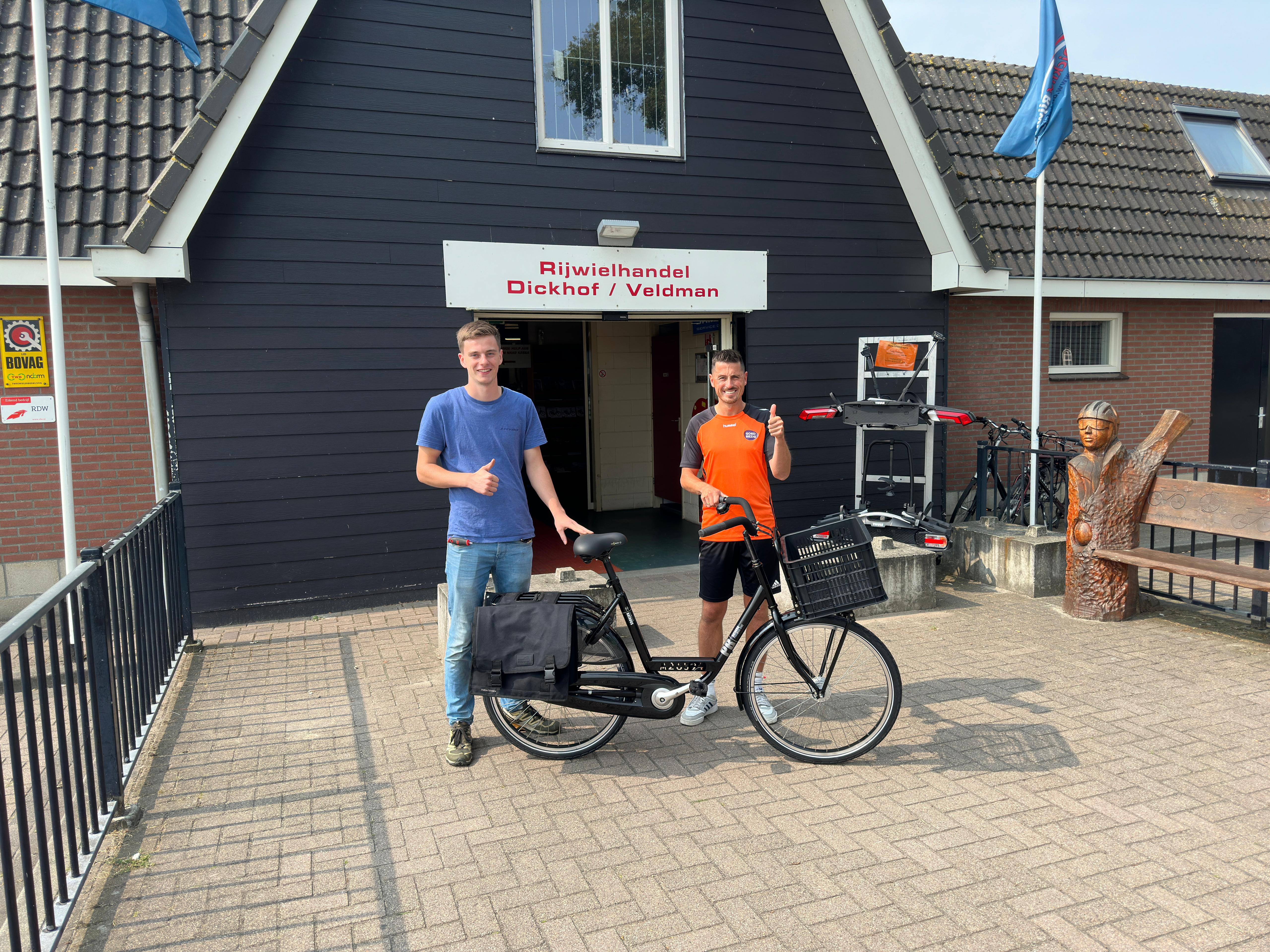 Foto: Goed Bezig Oldebroek ontvangt Batavus-fiets van Dickhof Rijwielen
