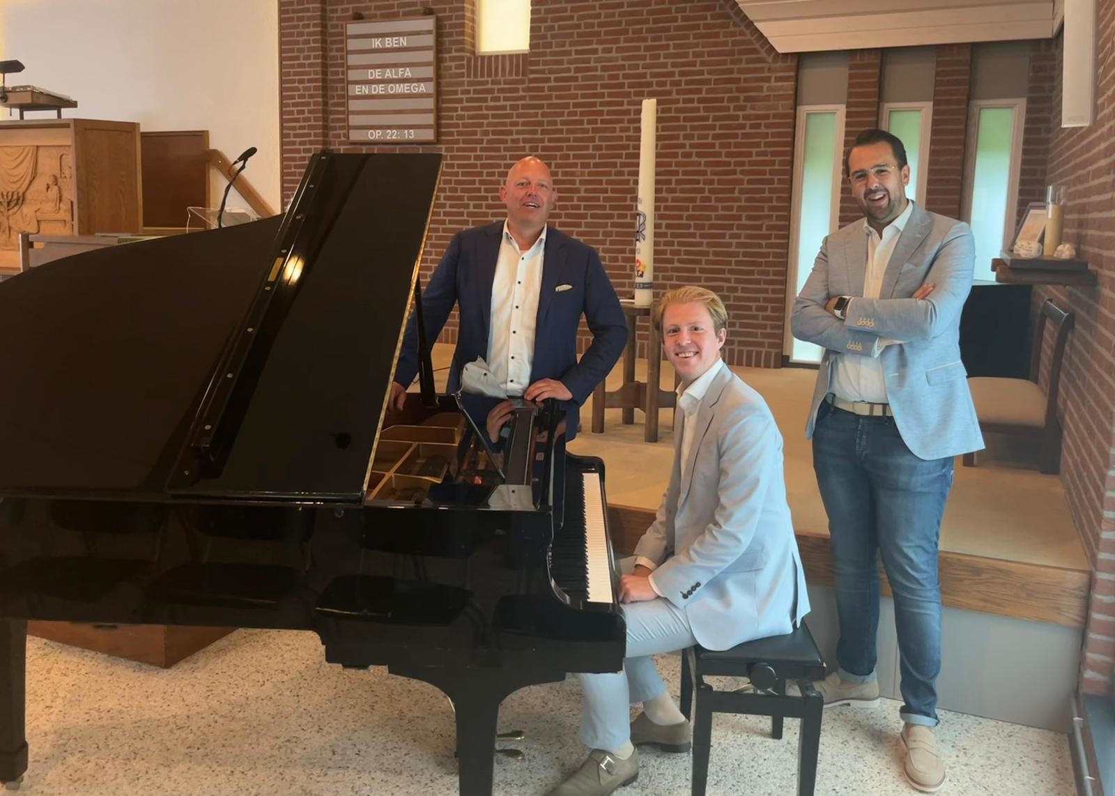 Foto: Samen zingen in de openlucht en hulp voor de afgebrande kerk in Epe