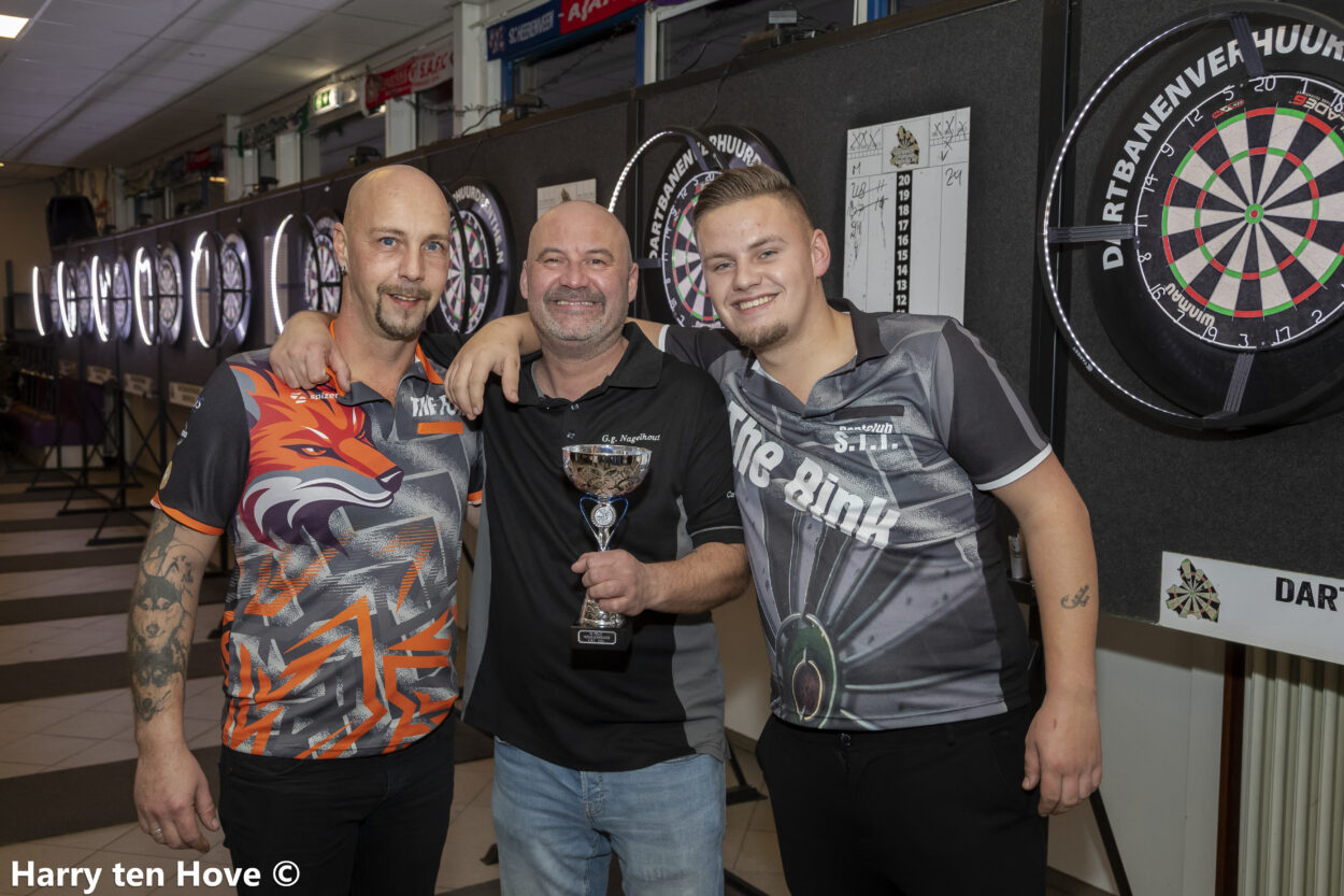 Foto: Jarno Hulshof wint Gerrit Nagelhout Darttoernooi bij de Elburger Sportclub
