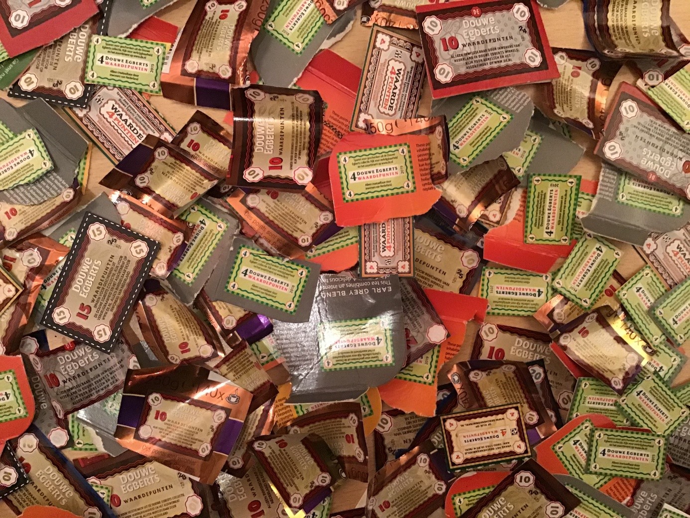 Foto: Lionsclub Elburg Oldebroek zamelt weer Douwe Egbertspunten in voor de Voedselbank