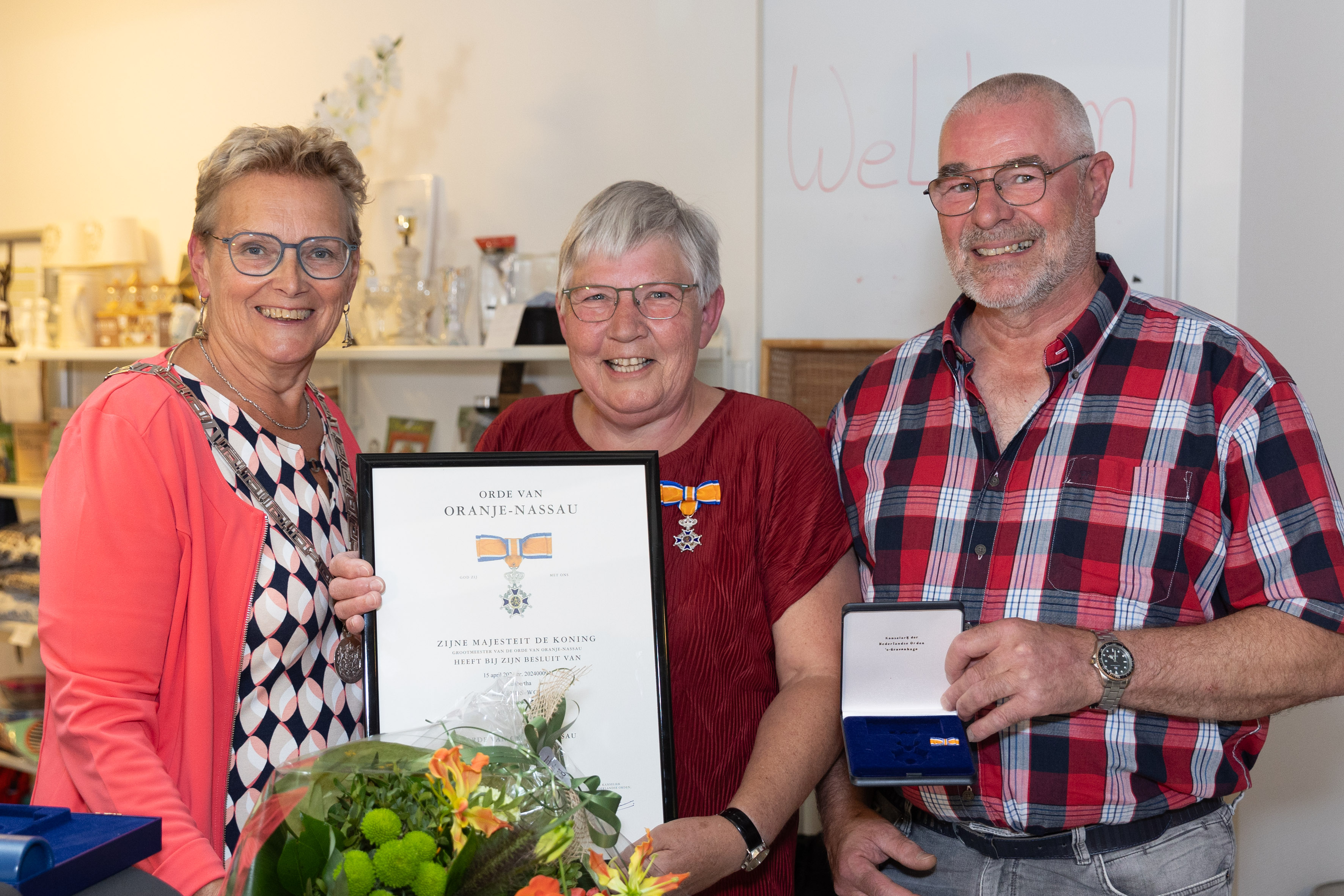 Foto: Video: Mevrouw Berends-Wolf geëerd met Koninklijke onderscheiding