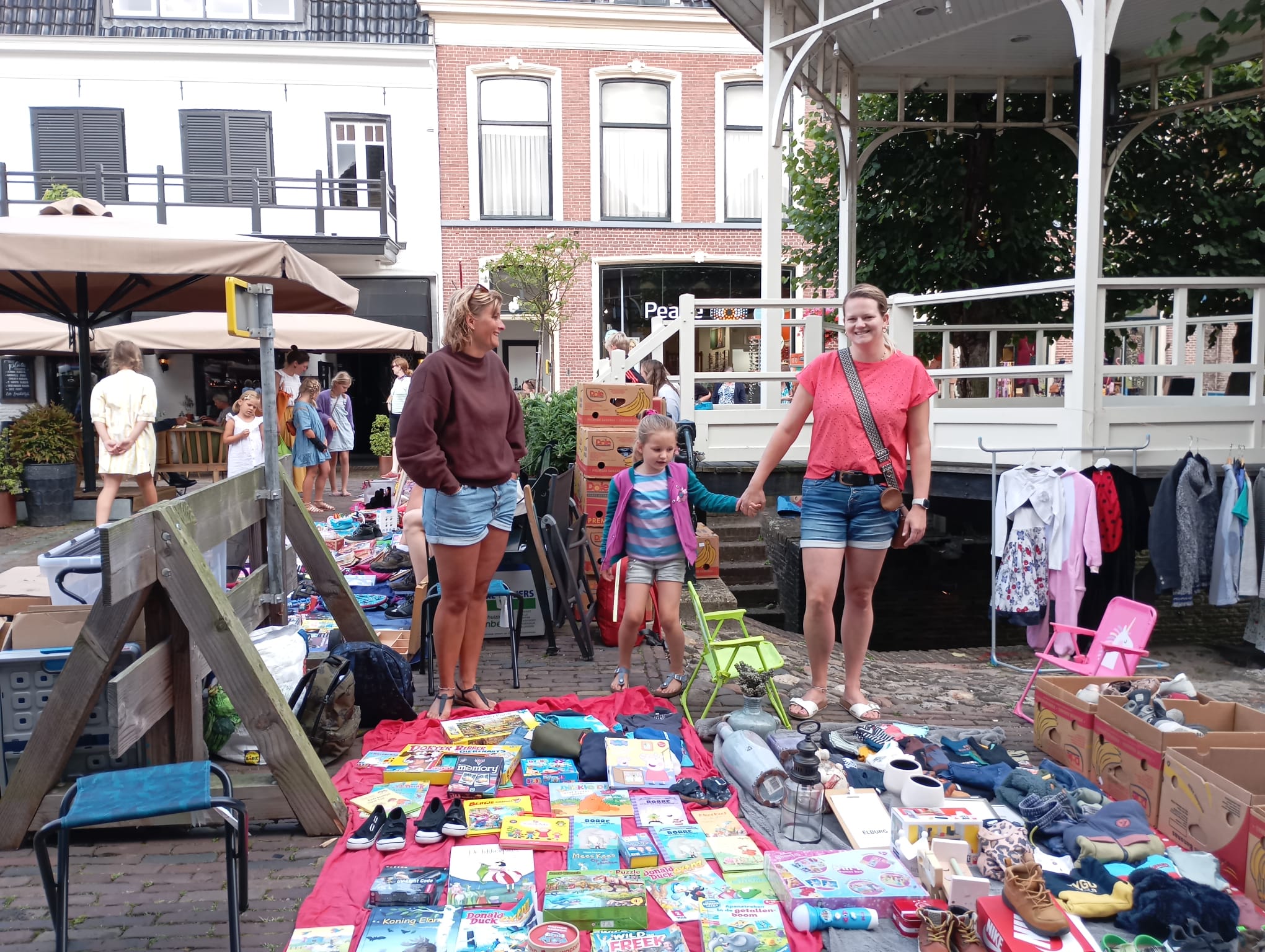 Foto: Foto's kleedjesmarkt tijdens eerste Vestingdag in Elburg