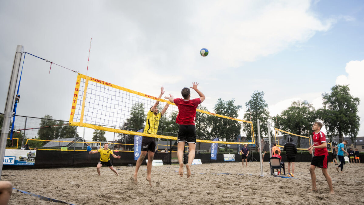 Foto: Volop beachvolleybalplezier bij Trendhout Beachweek