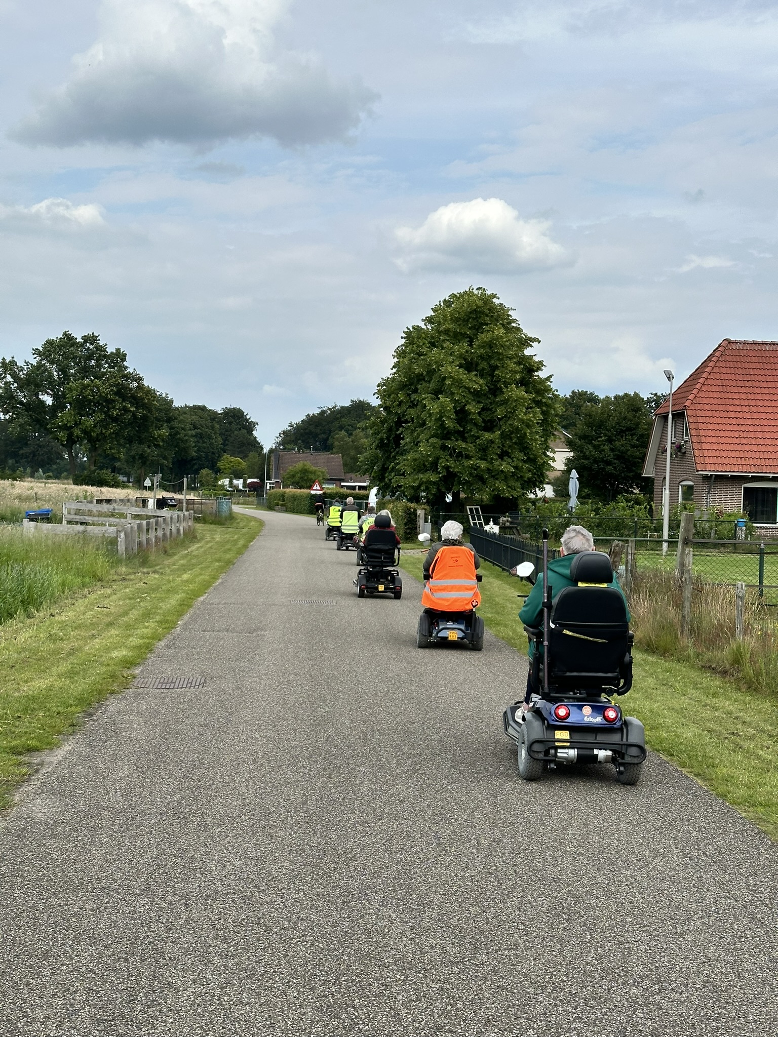 Foto: Scootmobieltocht in Wezep; gezelligheid en plezier voorop