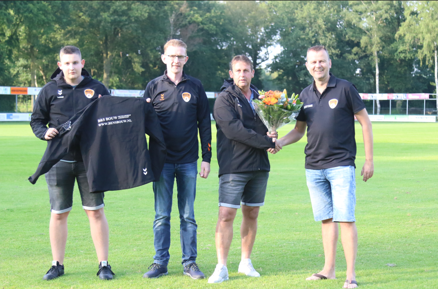 Foto: Niewe jassen voor technische staf DSV'61 JO17-1 