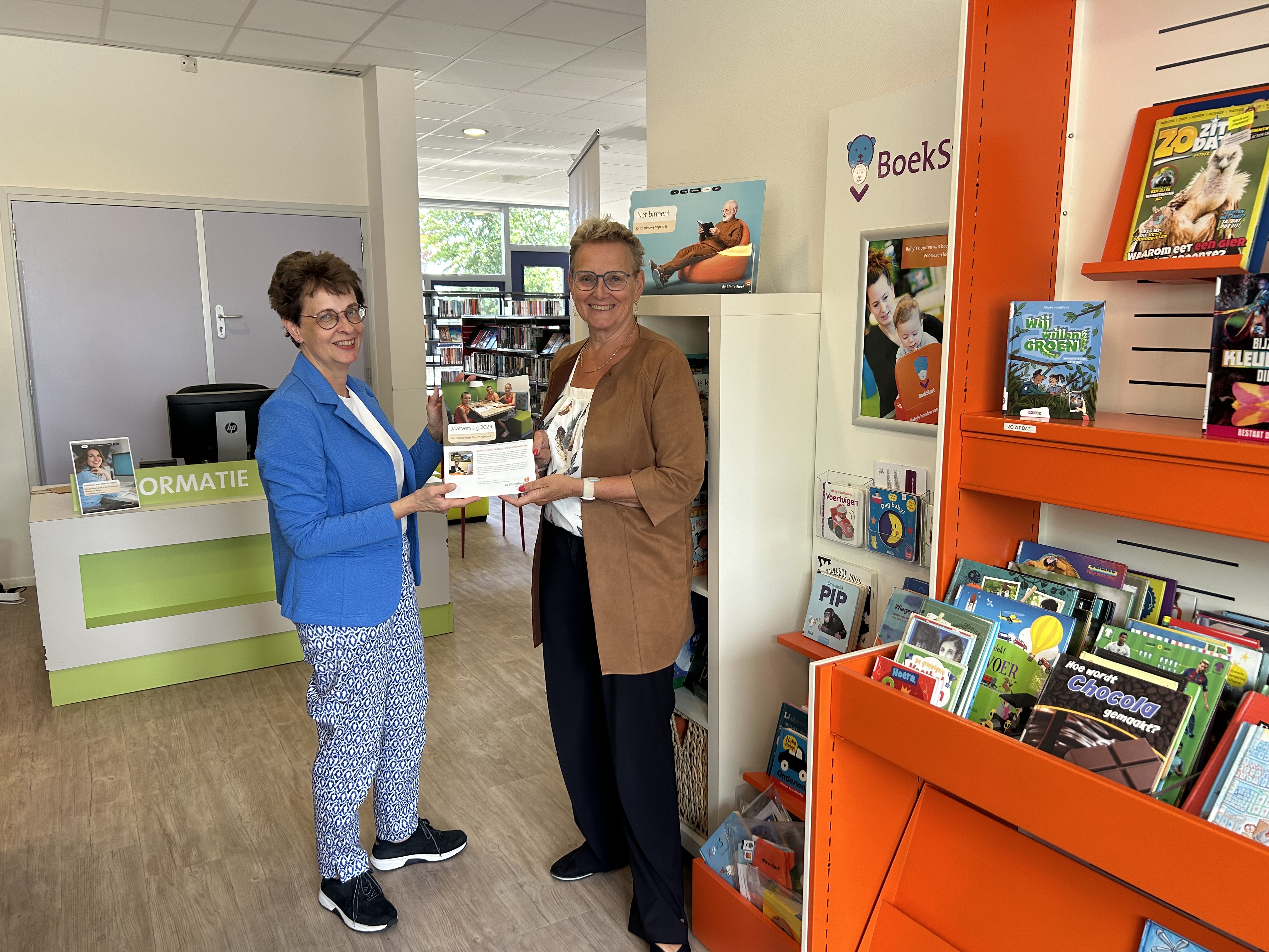Foto: Wethouder Vos ontvangt jaarverslag bibliotheek