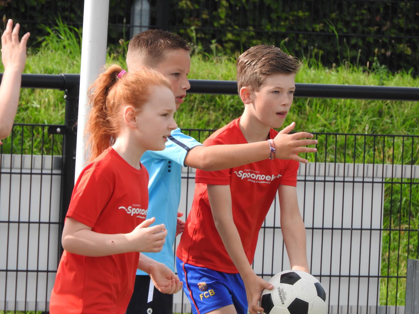 Foto: Record van bijna 50 teams bij 40ste editie schoolkorfbaltoernooi Rood Wit