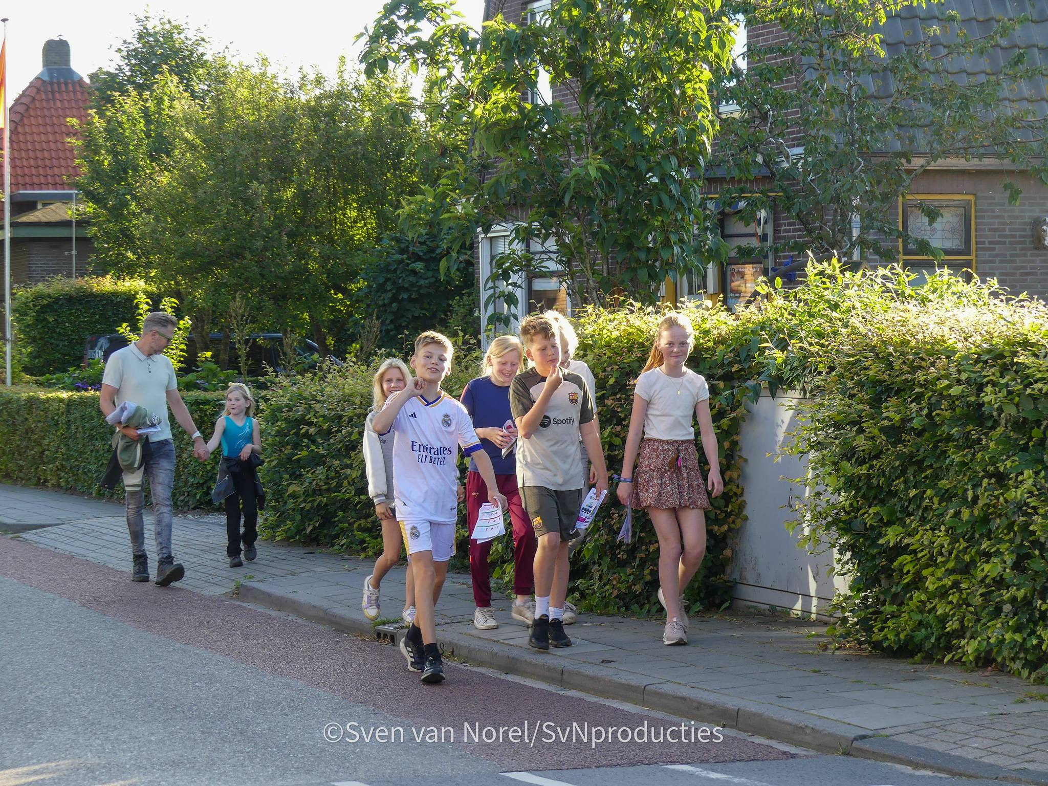 Foto: Zon op de tweede avond van de Fiets- en wandelvierdaagse Oosterwolde