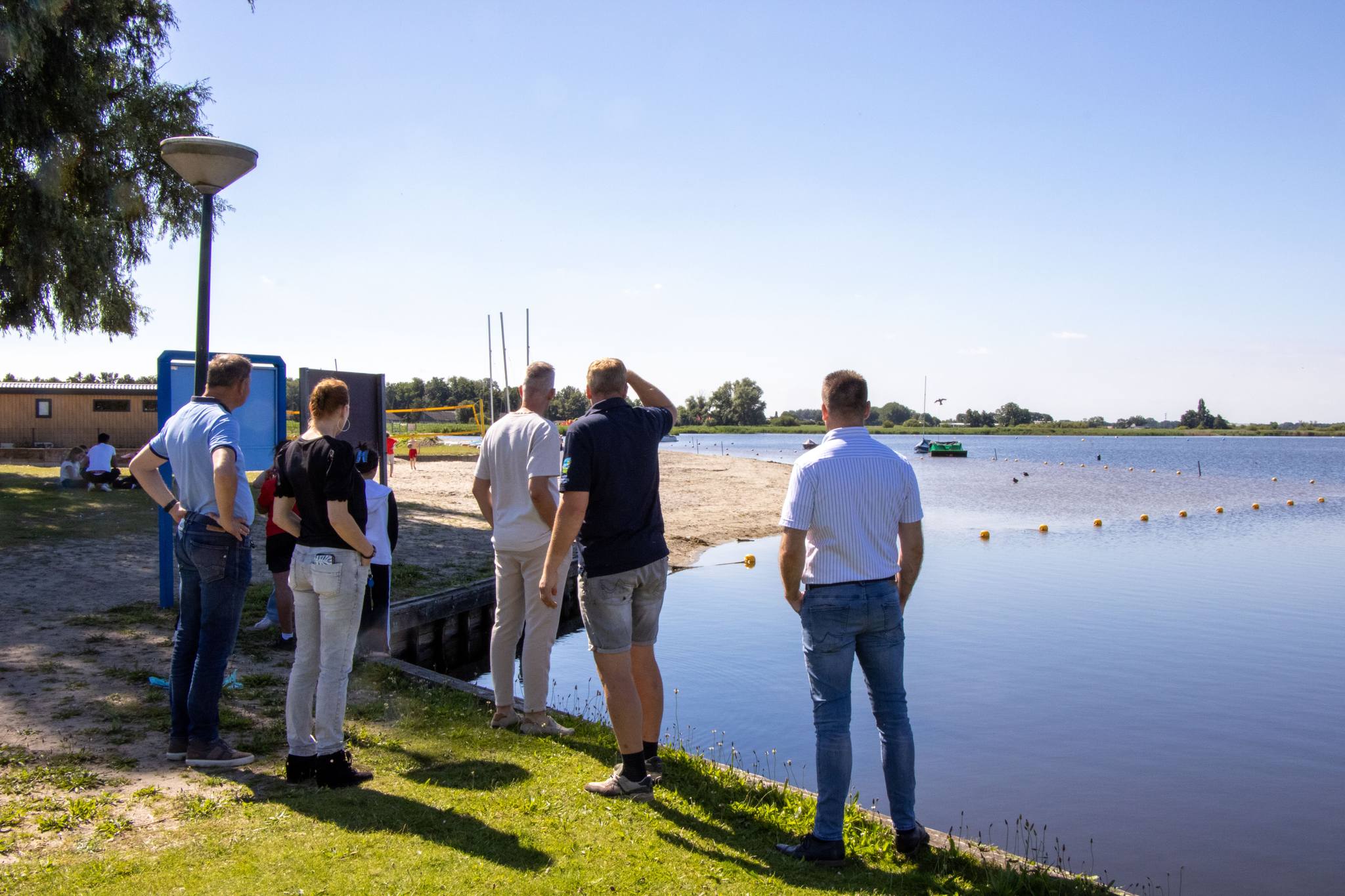 Foto: Estafettestokje voor klimaat overgenomen door het Veluwe Strandbad