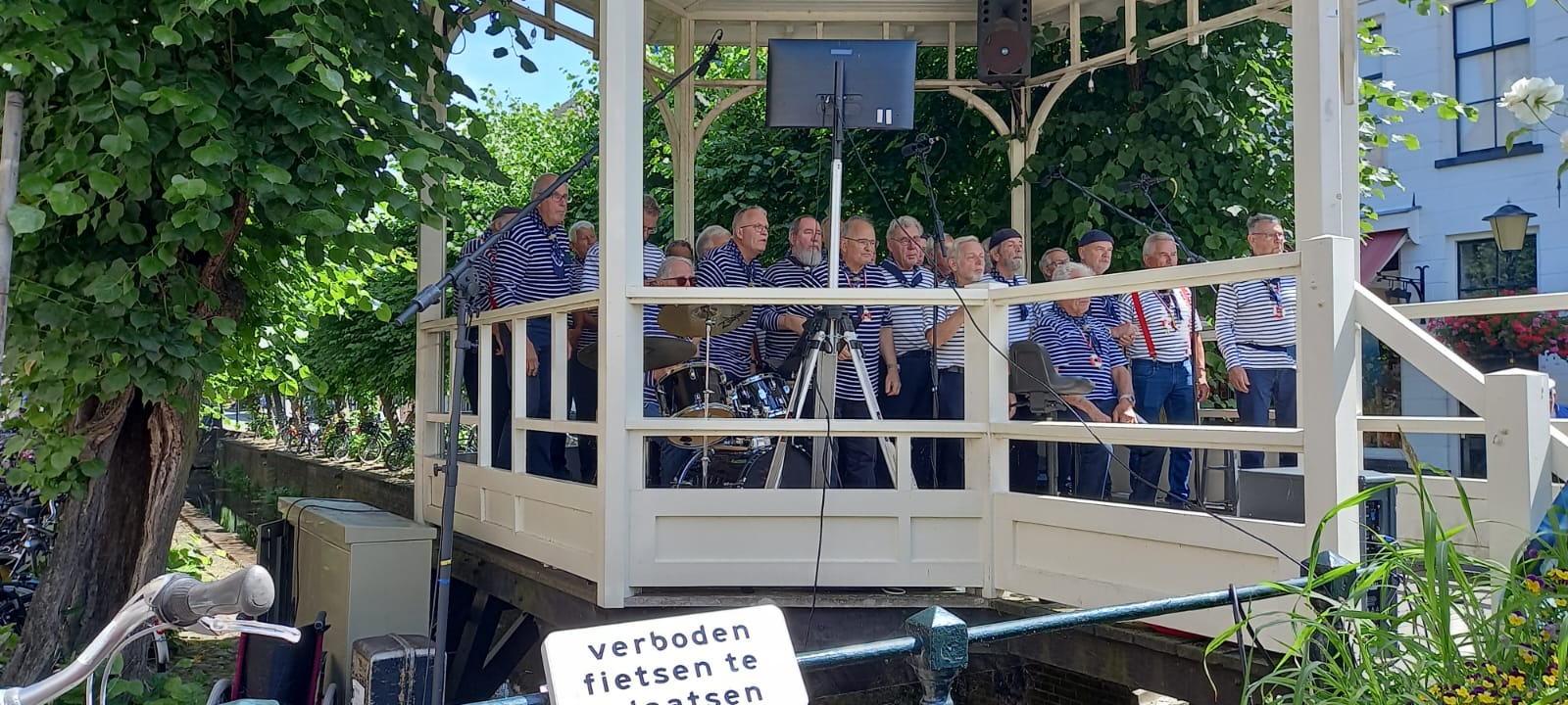Foto: Zeemansliederen galmen door Elburg