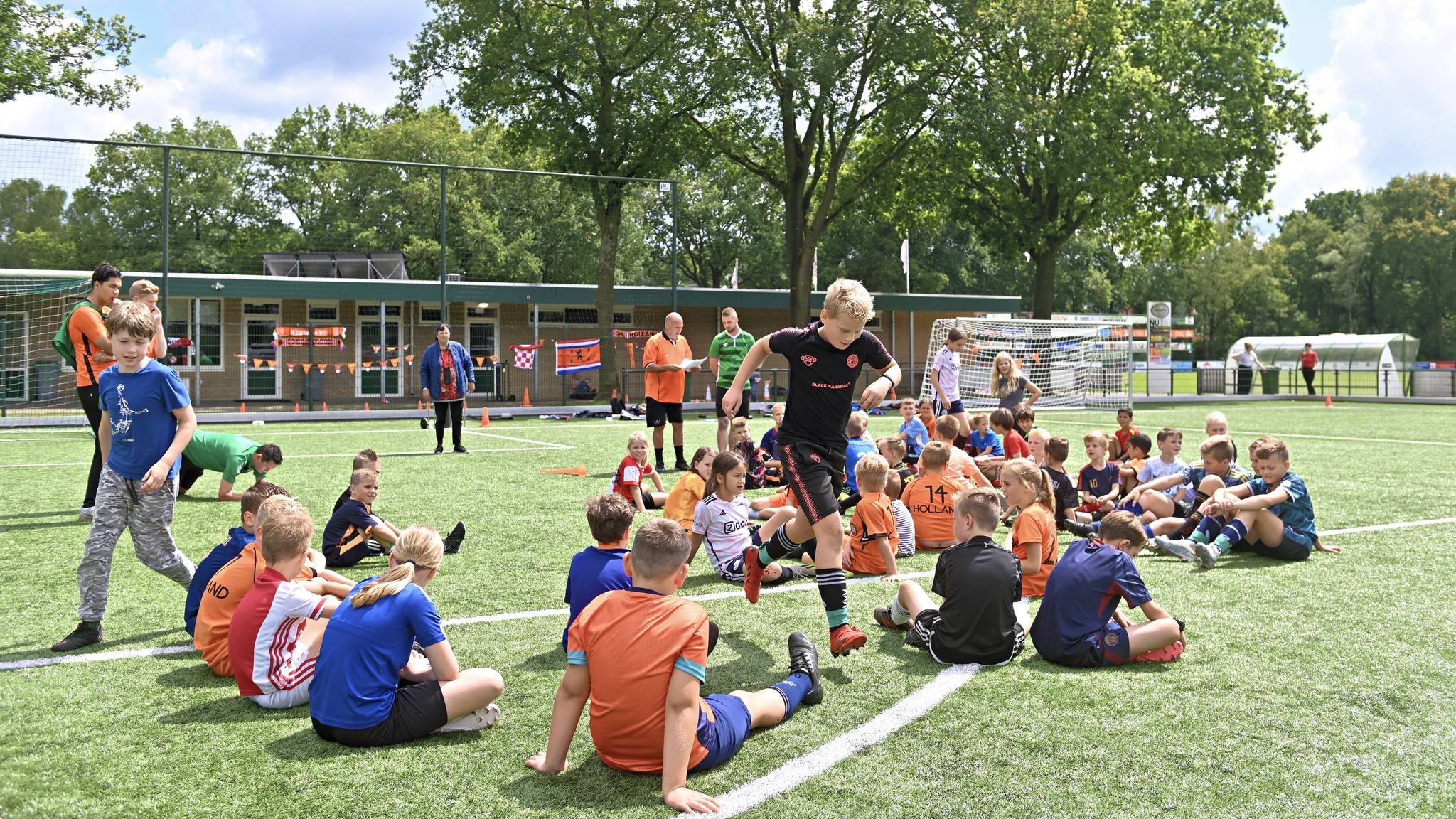 Foto:   Zo’n 80 kinderen kwamen naar de EK voetbalmiddagS.V.  't Harde