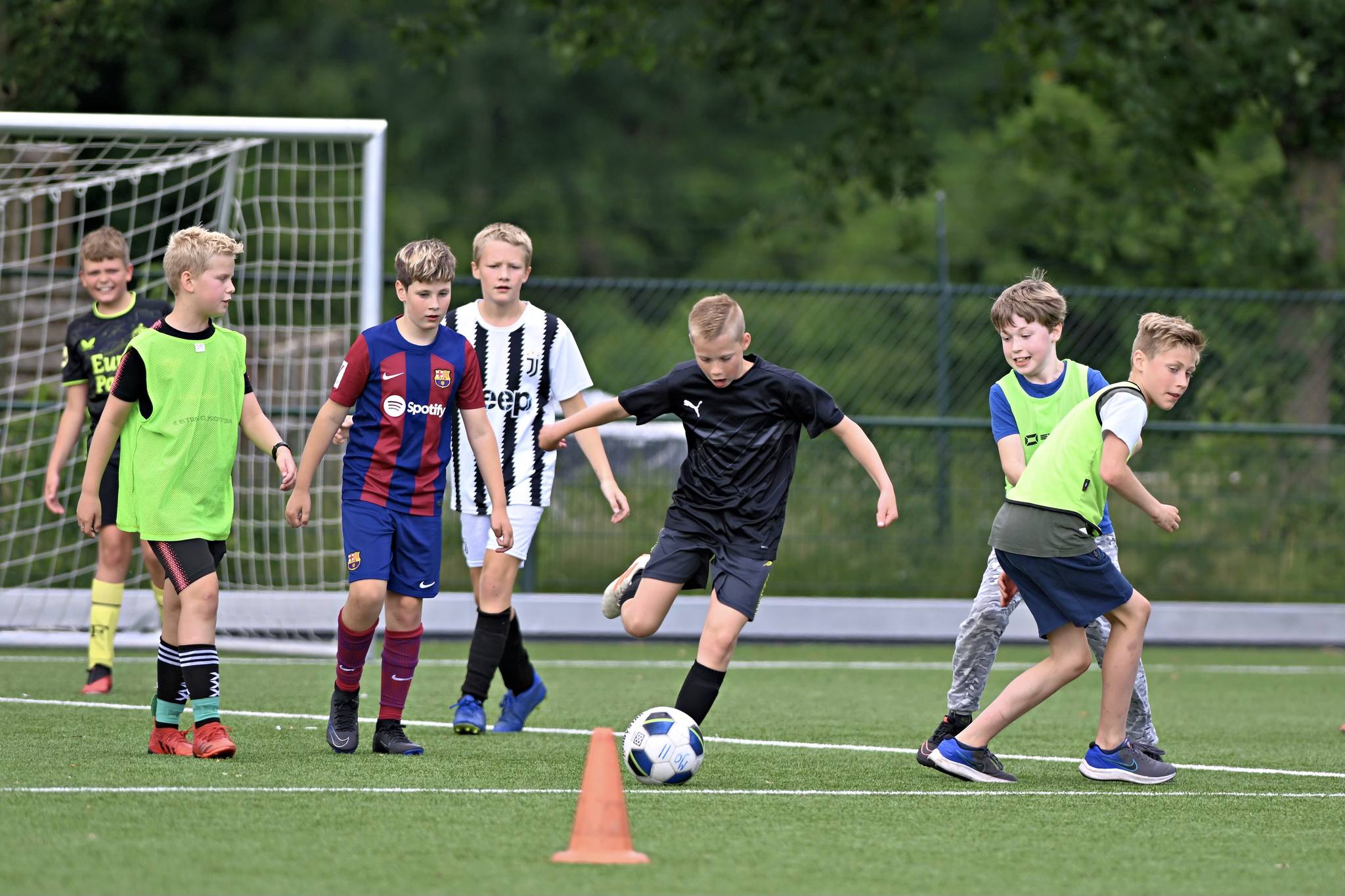 Foto:   Zo’n 80 kinderen kwamen naar de EK voetbalmiddagS.V.  't Harde
