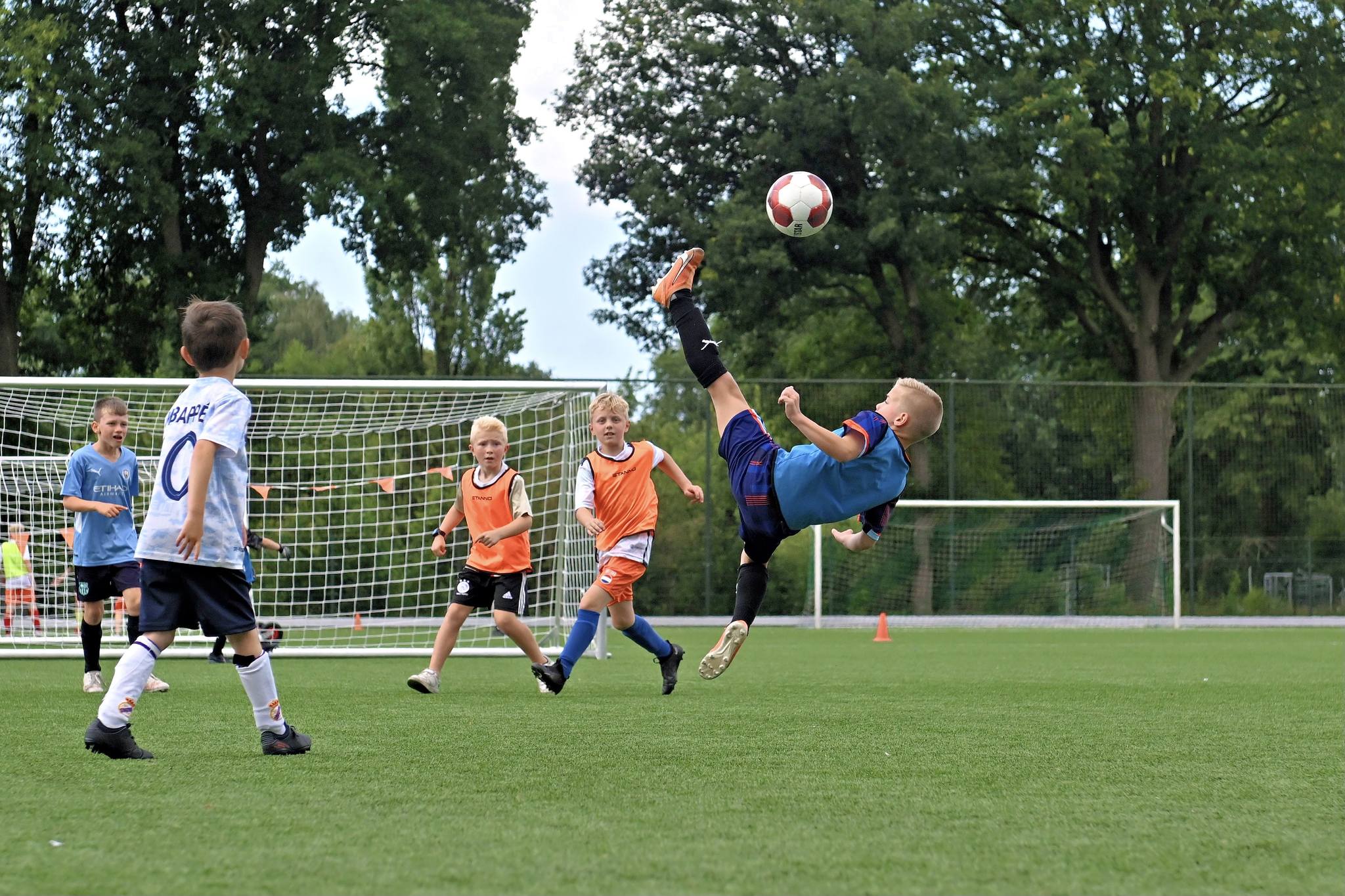 Foto:   Zo’n 80 kinderen kwamen naar de EK voetbalmiddagS.V.  't Harde