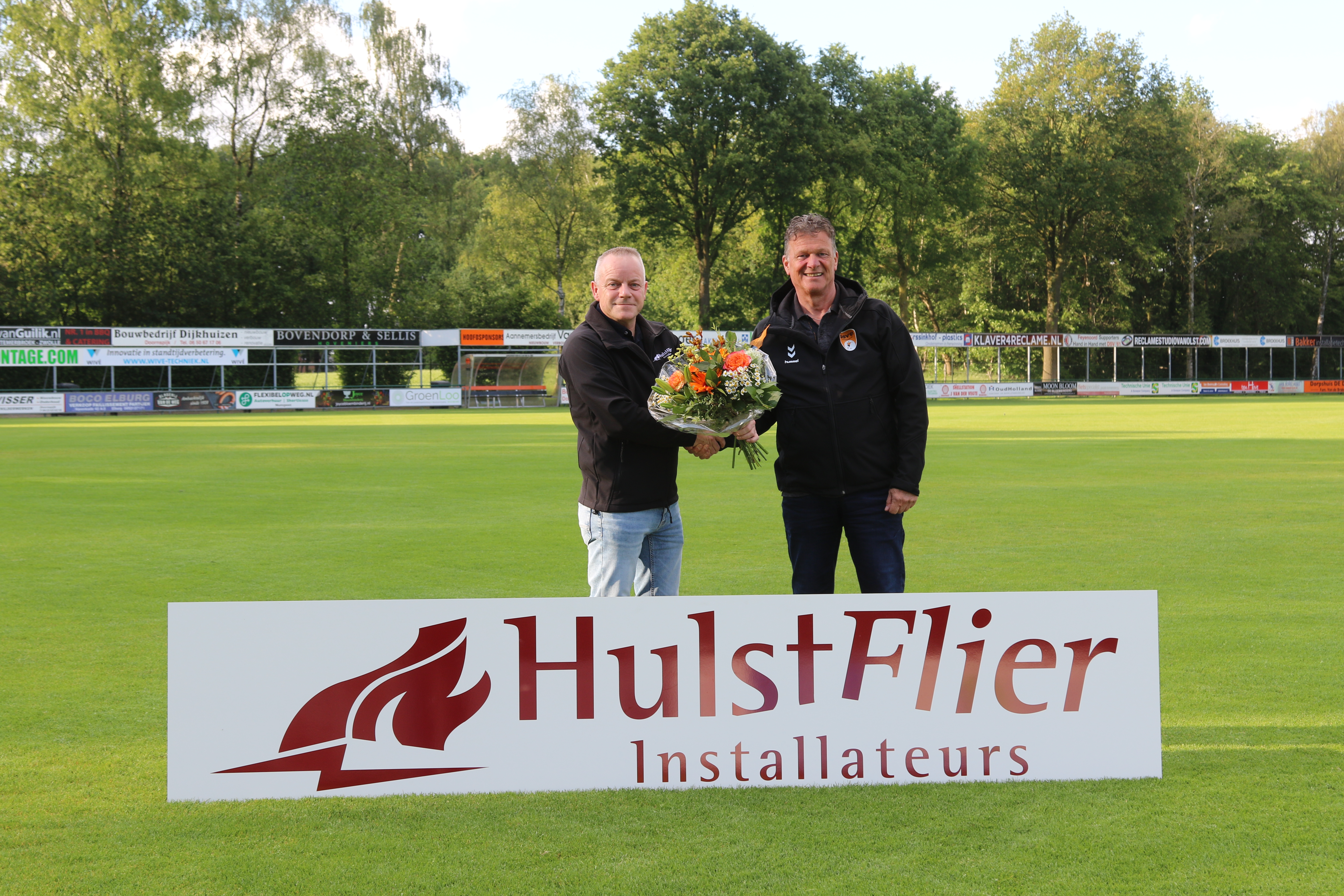 Foto: DSV'61 verwelkomt HulstFlier als nieuwe sponsor